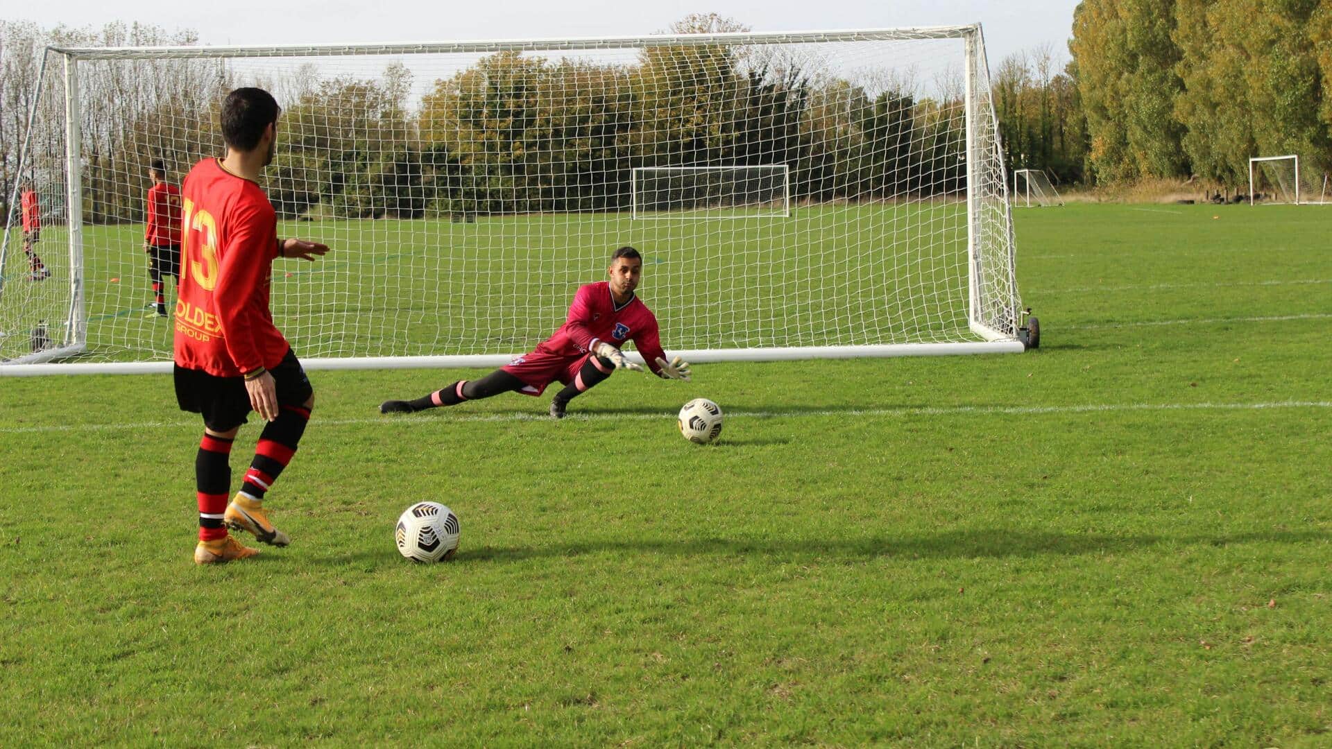 Mengapa kiper bergerak saat tendangan penalti?