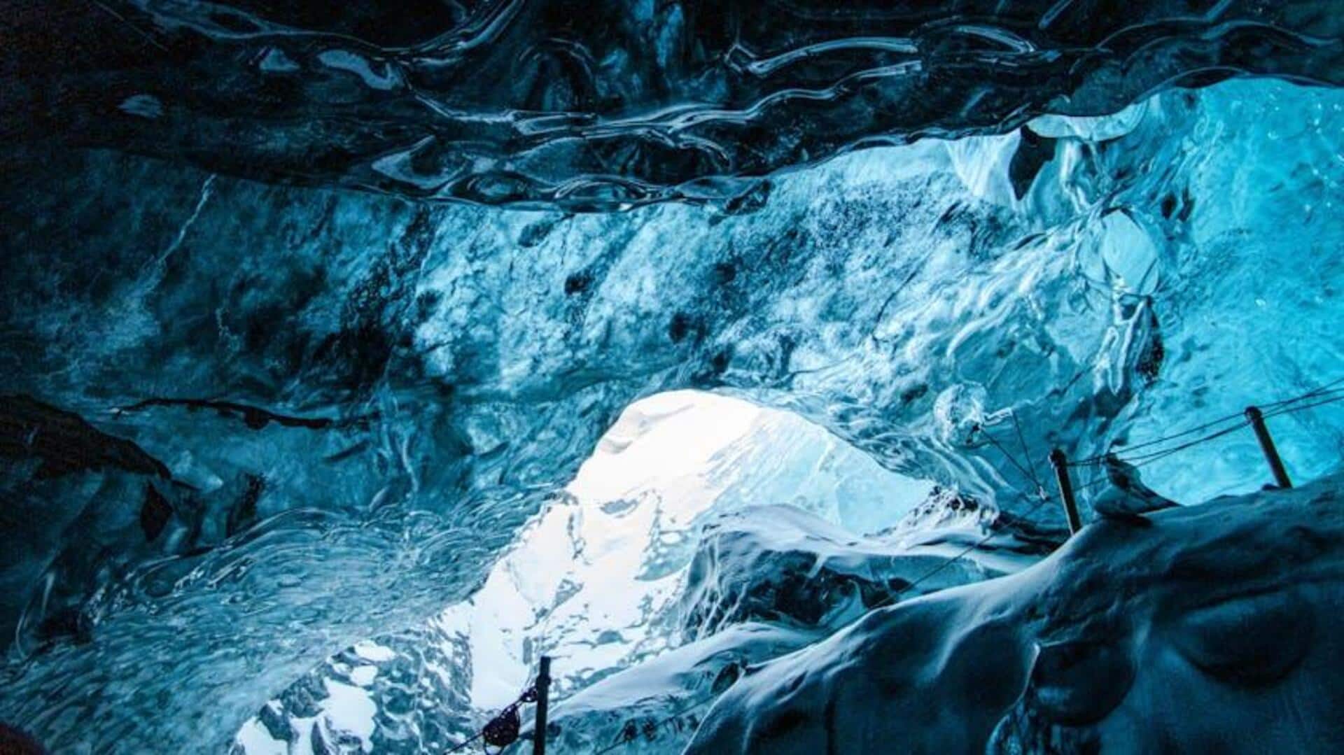 Menemukan Keindahan Gua Es di Islandia