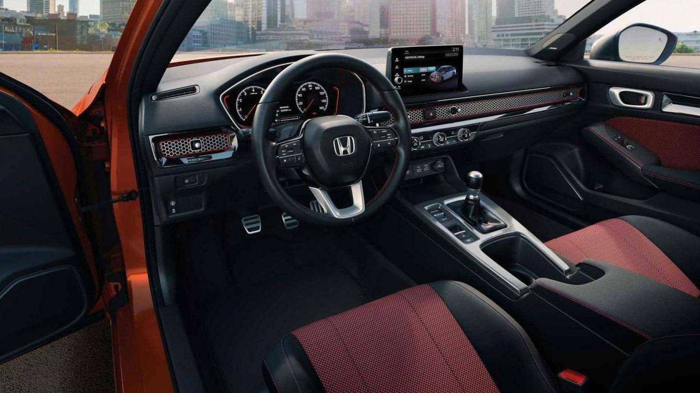 Sedan ini mendapat sistem audio Bose dan beberapa kantong udara Sedan ini mendapat sistem audio Bose dan beberapa kantong udara