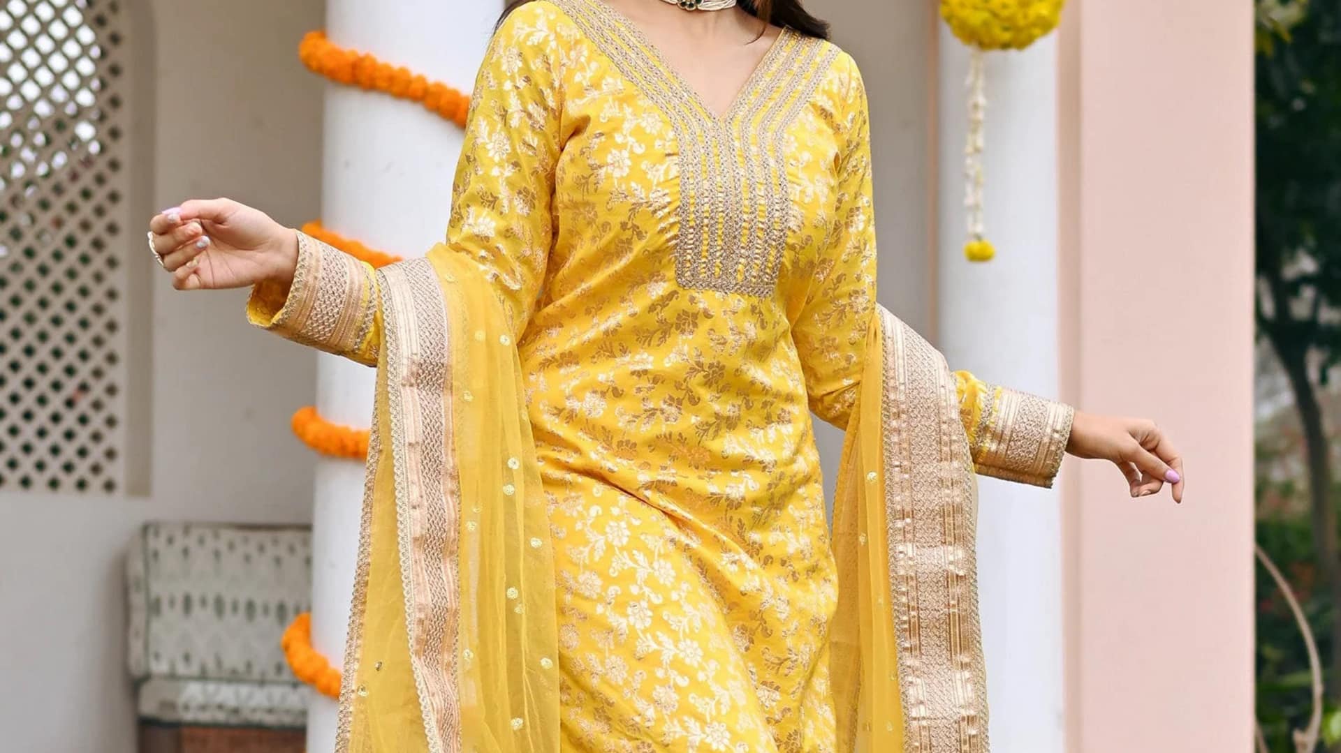 Palet warna cerah pra-musim panas untuk fesyen wanita India