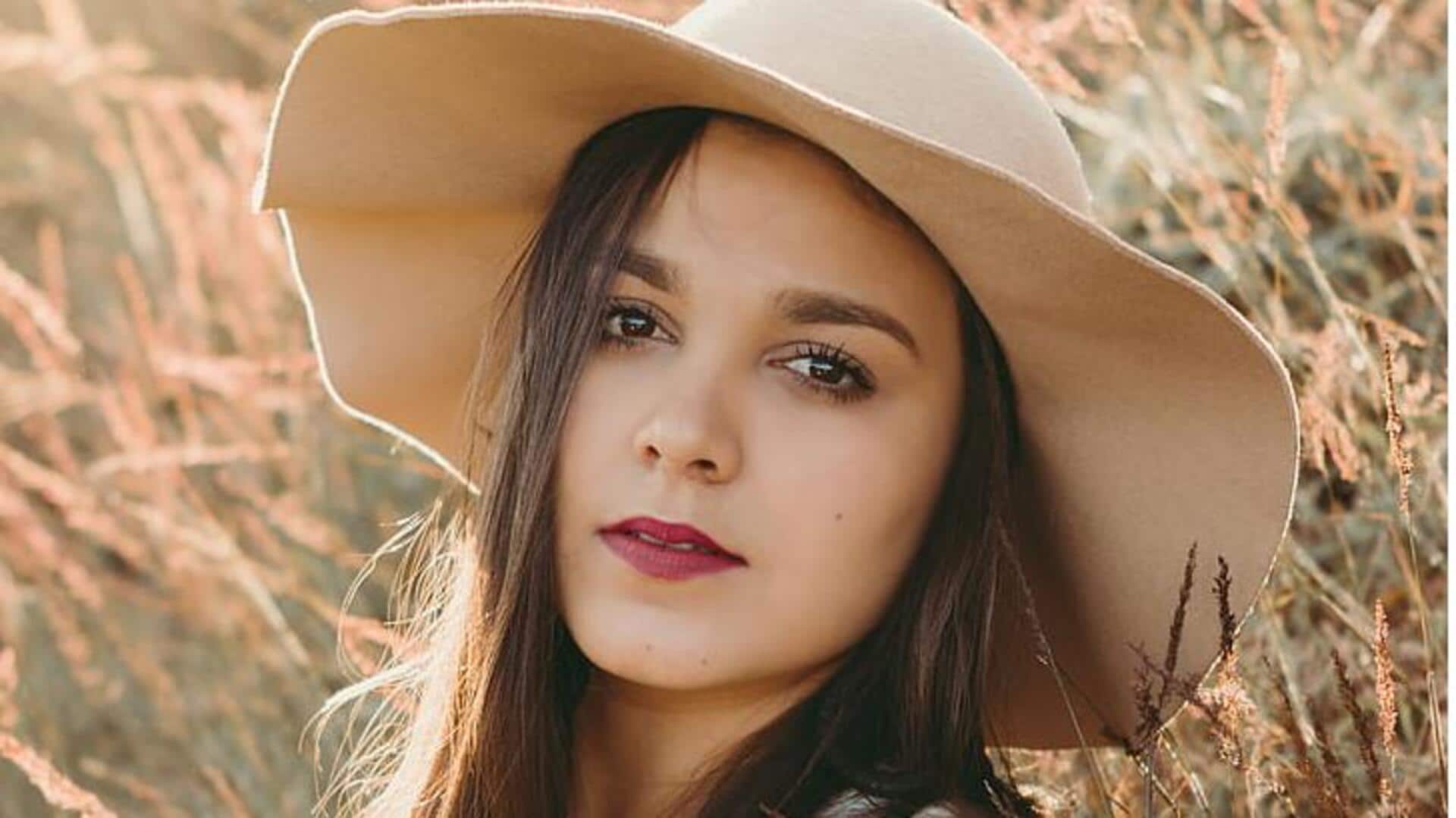 Aksesori berani mengubah pakaian kasual menjadi cantik