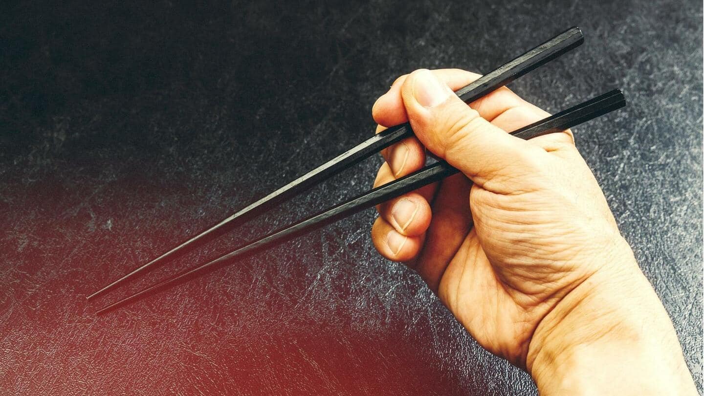 Gunakan sumpit dengan benar, panduan praktis ini bisa membantu