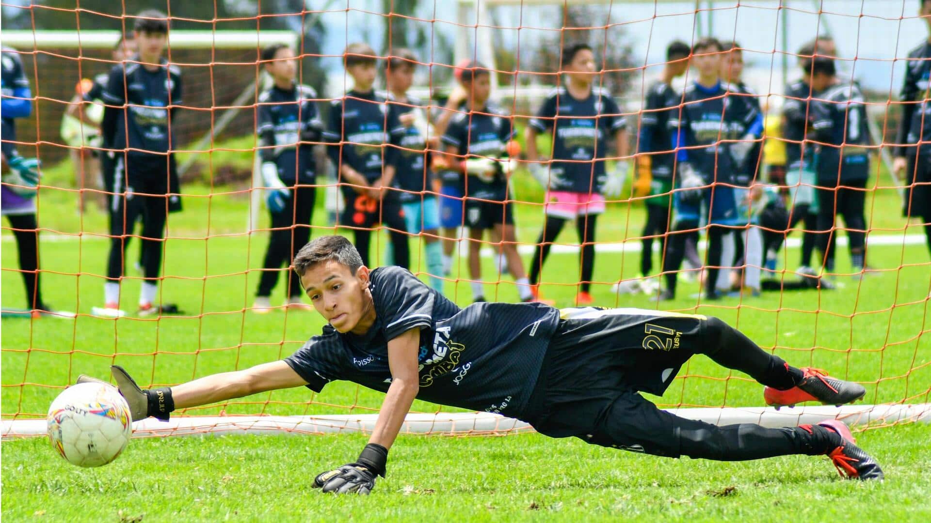 Mengapa kiper memakai sarung tangan dalam sepak bola?