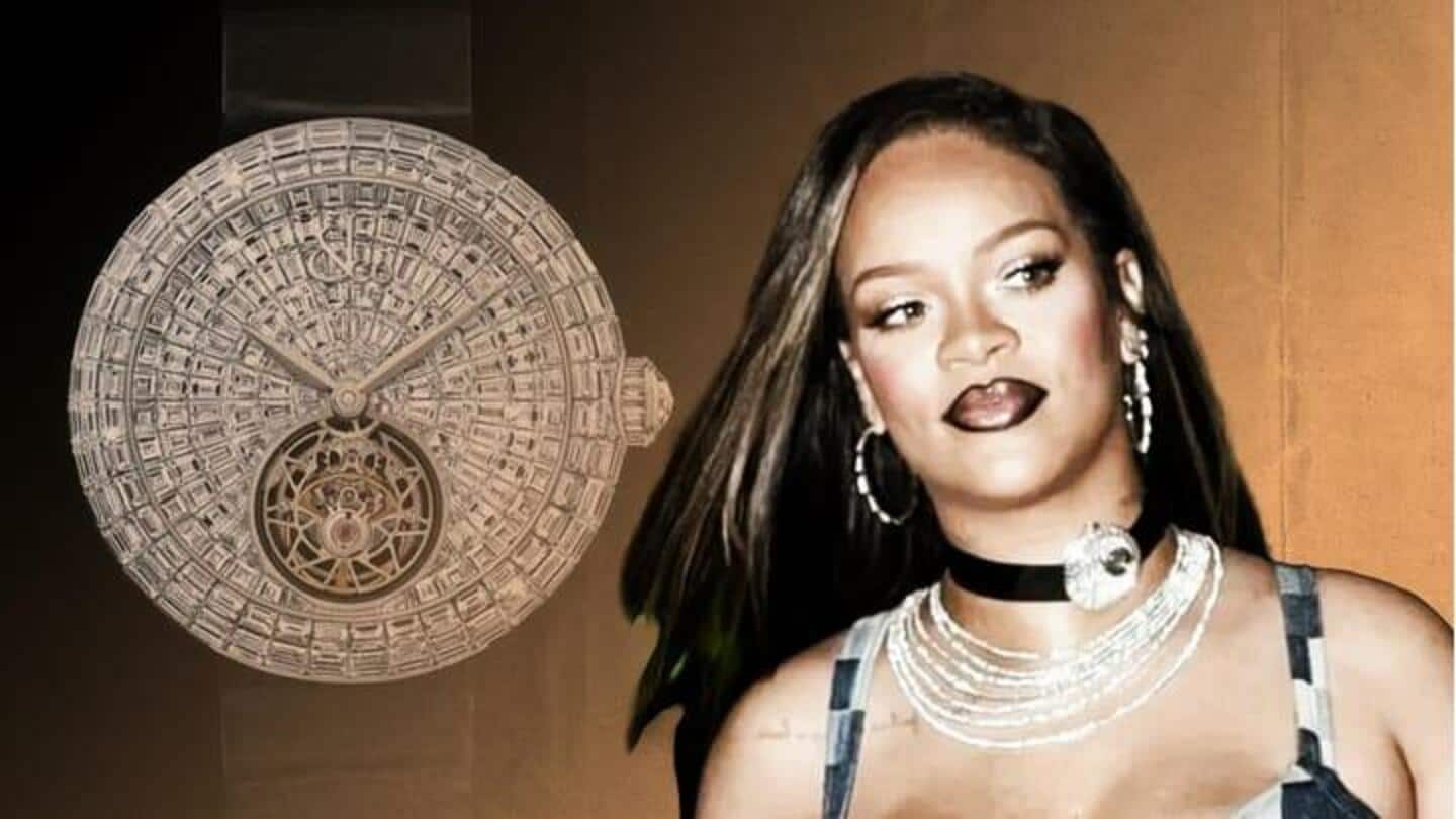 Paris Fashion Week: Rihanna memamerkan kalung arloji senilai Rp. 10 milyar
