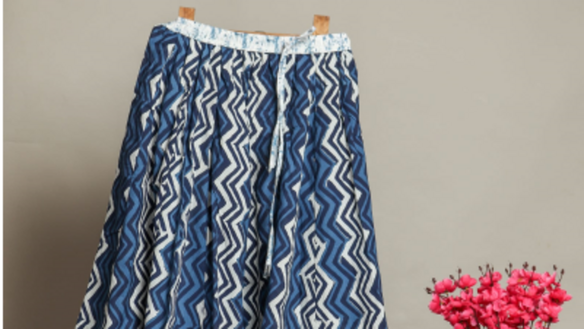 Temukan pesona musim gugur dengan rok cetak blok