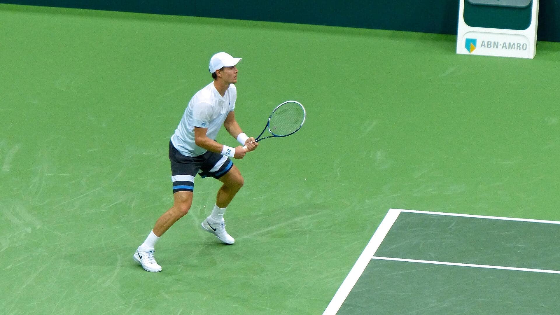 Mengapa pemain tenis mengeluarkan suara saat melakukan servis?