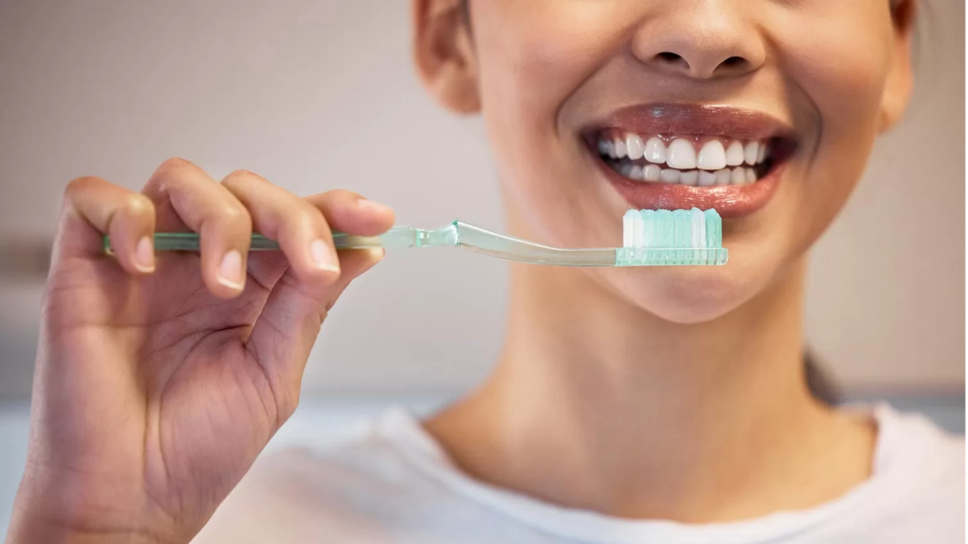 Dapatkan gigi lebih cerah dengan cara alami