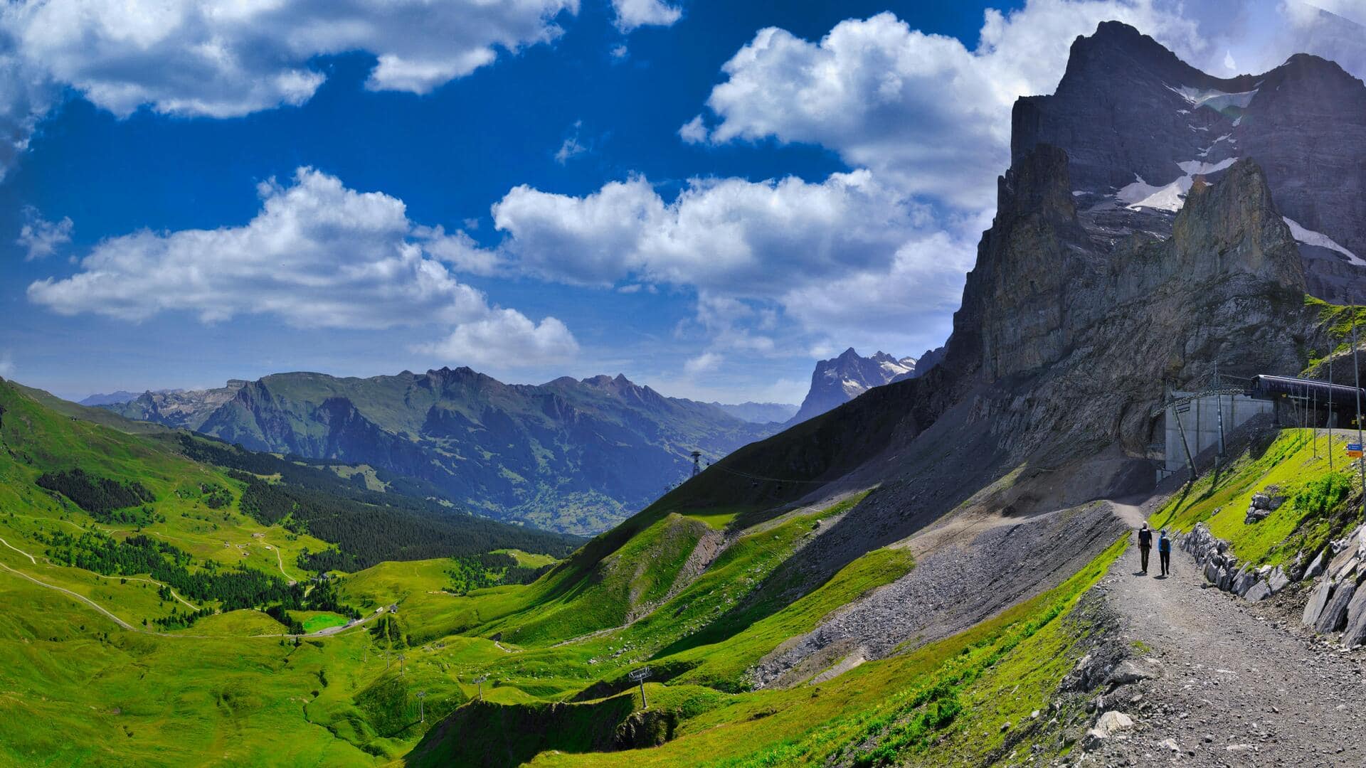 Menikmati Wisata Jalan Kaki di Pegunungan Swiss