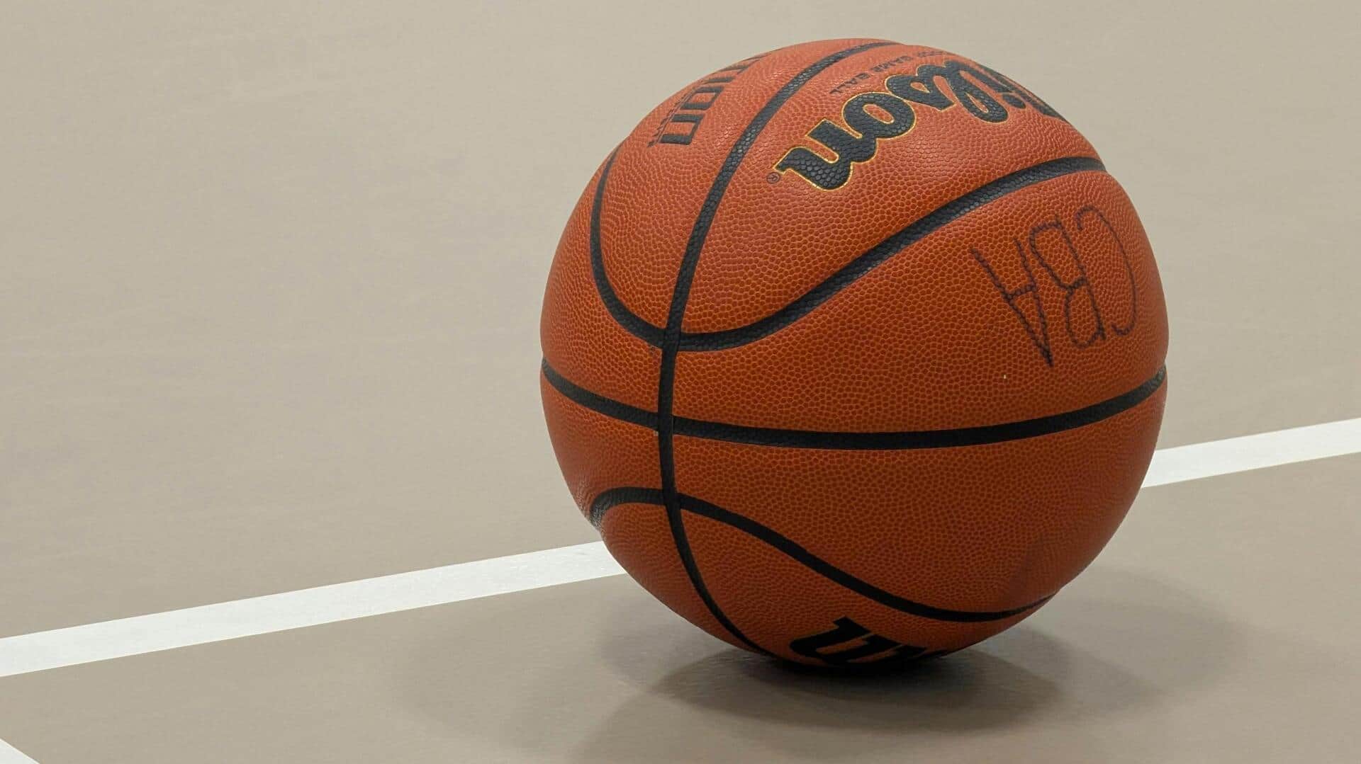 Mengapa bola basket baru berbau kulit khas?