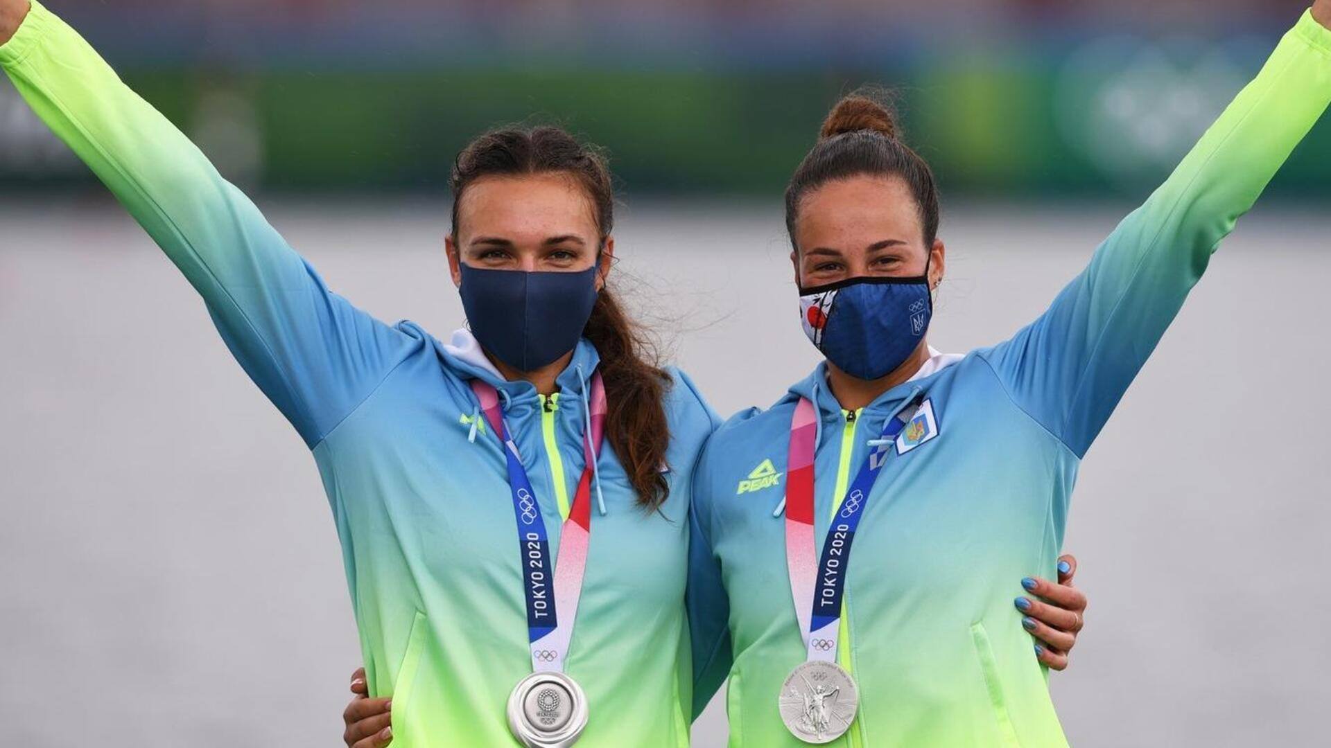 Mengapa atlet Olimpiade membawa bendera setelah menang?