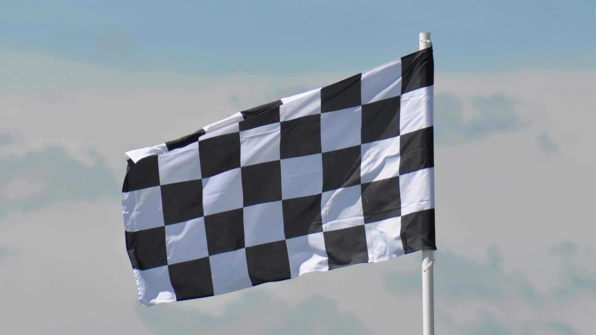 Mengapa bendera balap berwarna hitam putih?