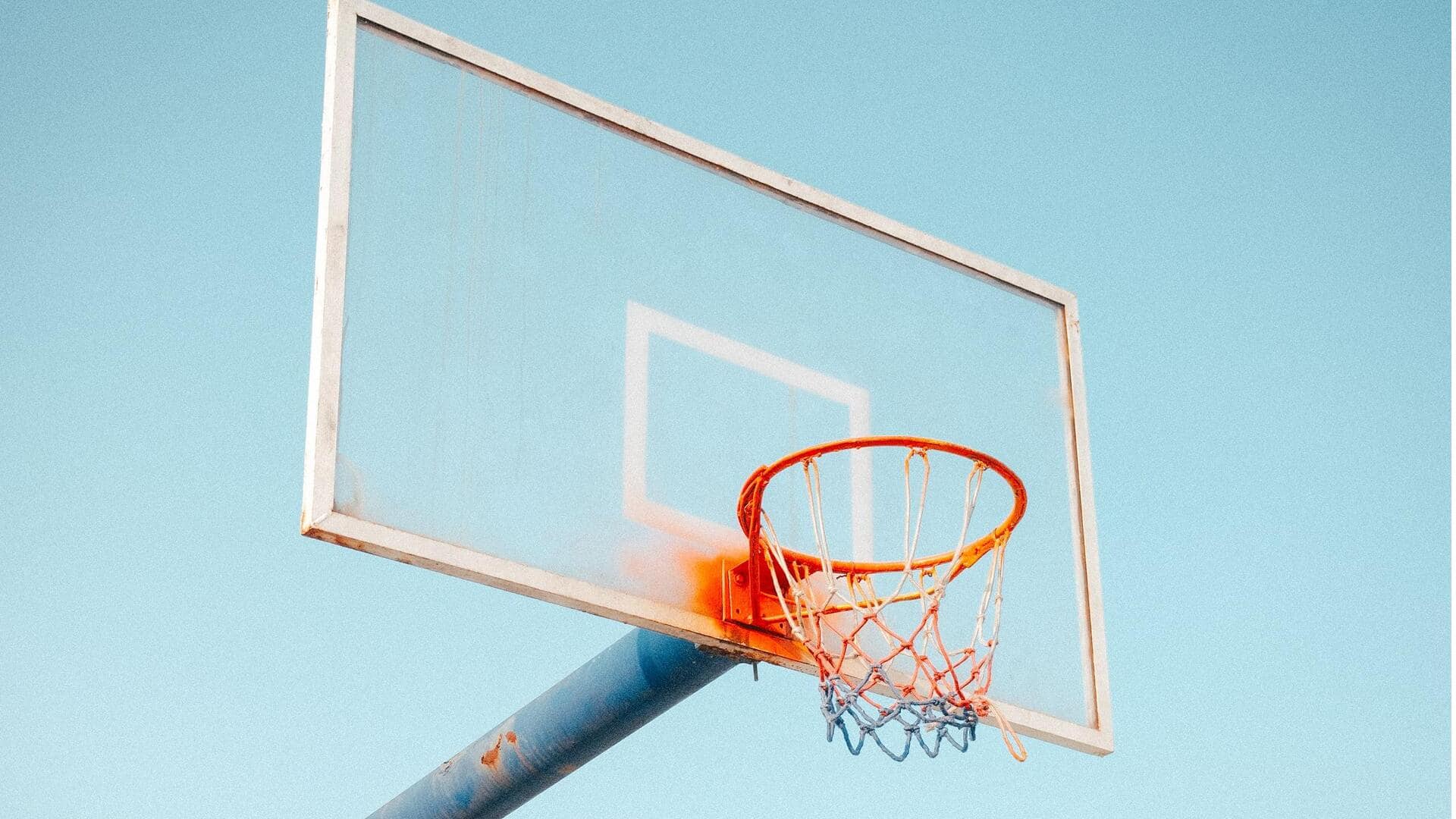 Mengapa papan belakang basket sering transparan?