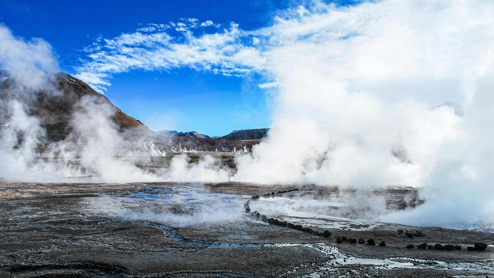 Menjelajahi Geyser Panas El Tatio, Chili