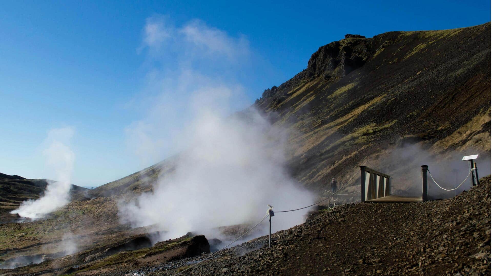 Menjelajahi Oase Geotermal Islandia dengan Berjalan Kaki