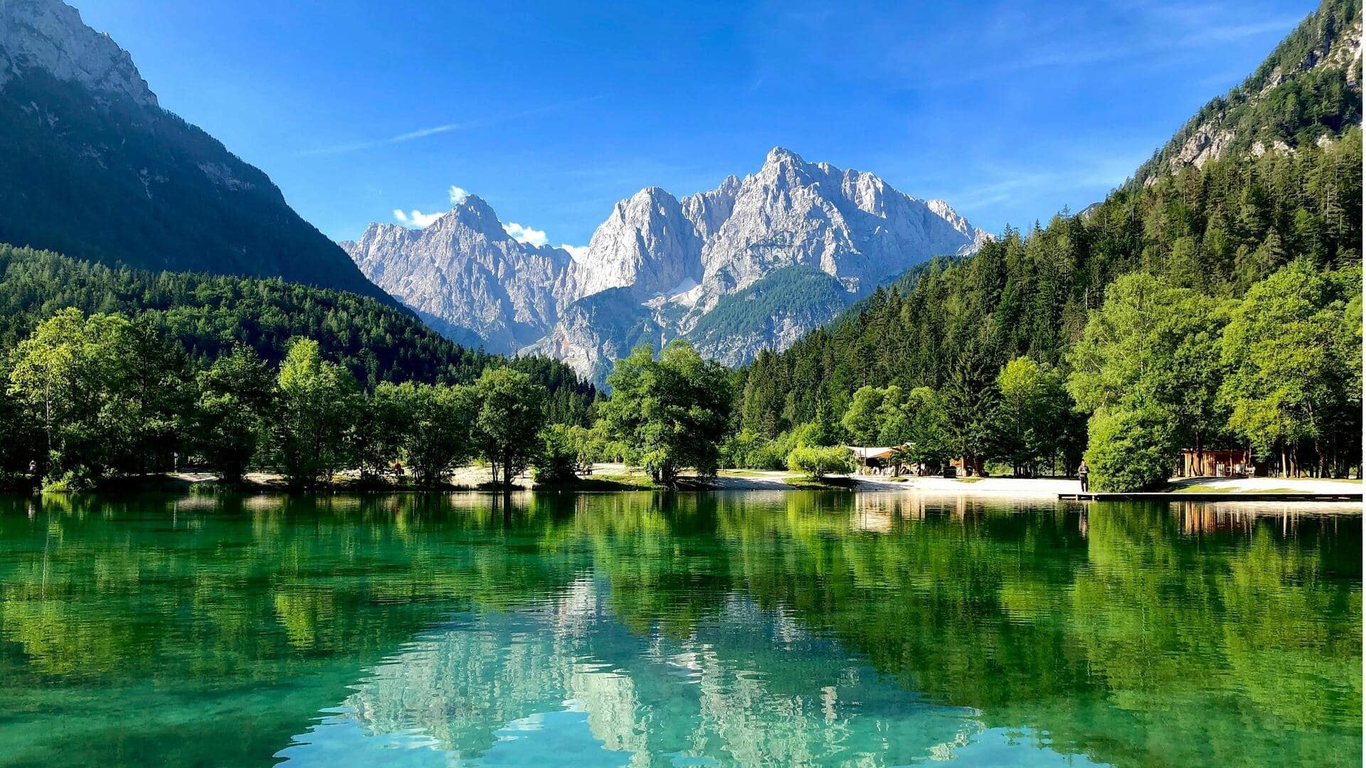 Menjelajahi Danau Tersembunyi di Slovenia untuk Kesendirian yang Sempurna