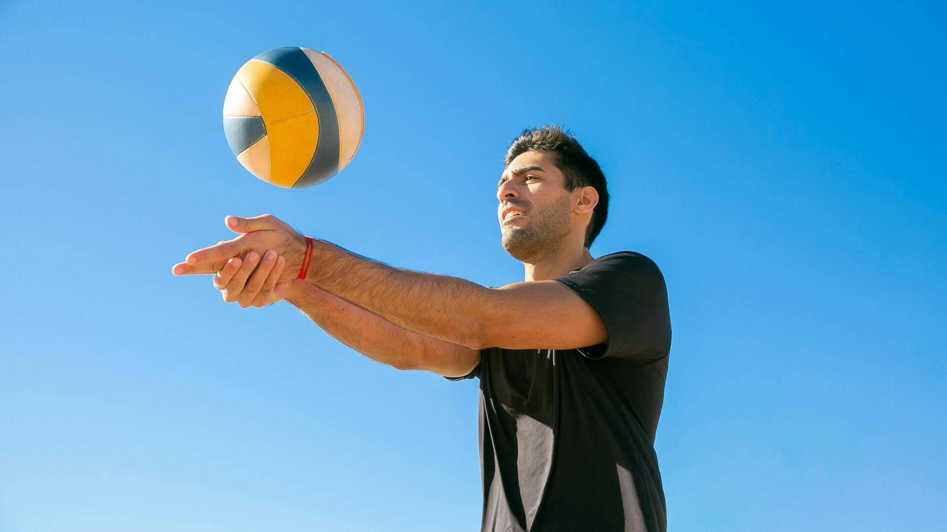 Mengapa tim voli menggunakan isyarat tangan kolektif?