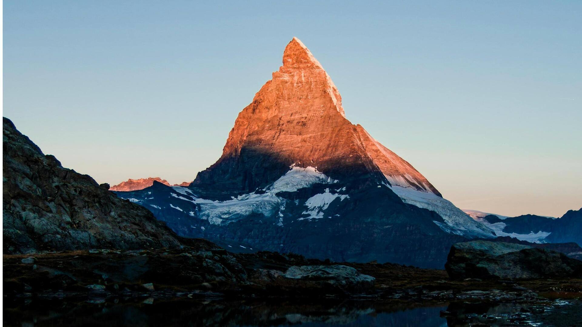 Menikmati Keindahan Alpenglow di Swiss