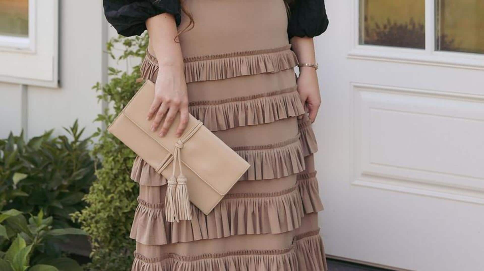 Lima gaya rok berkerut untuk musim semi India yang elegan