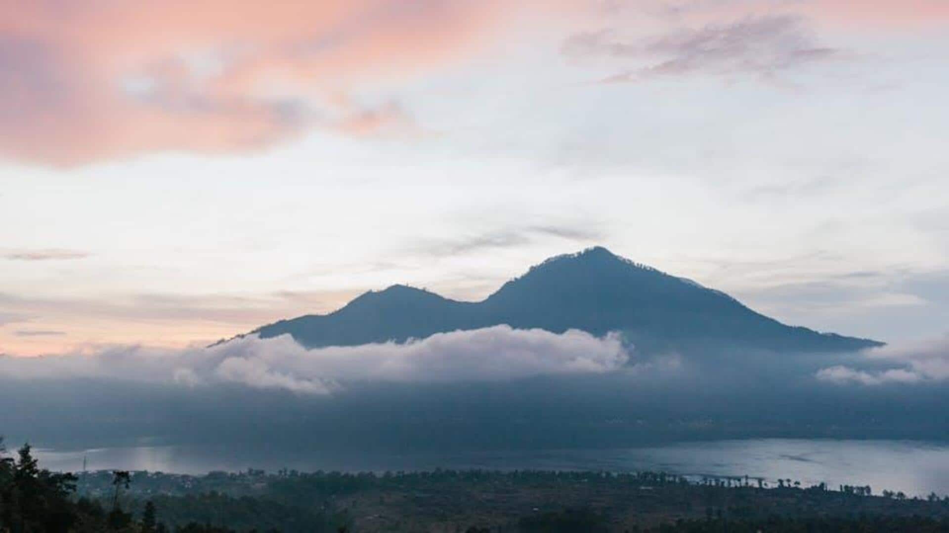Menjajal Danau Tenang di Bali Jauh dari Keramaian Wisatawan Menjajal Danau Tenang di Bali Jauh dari Keramaian Wisatawan