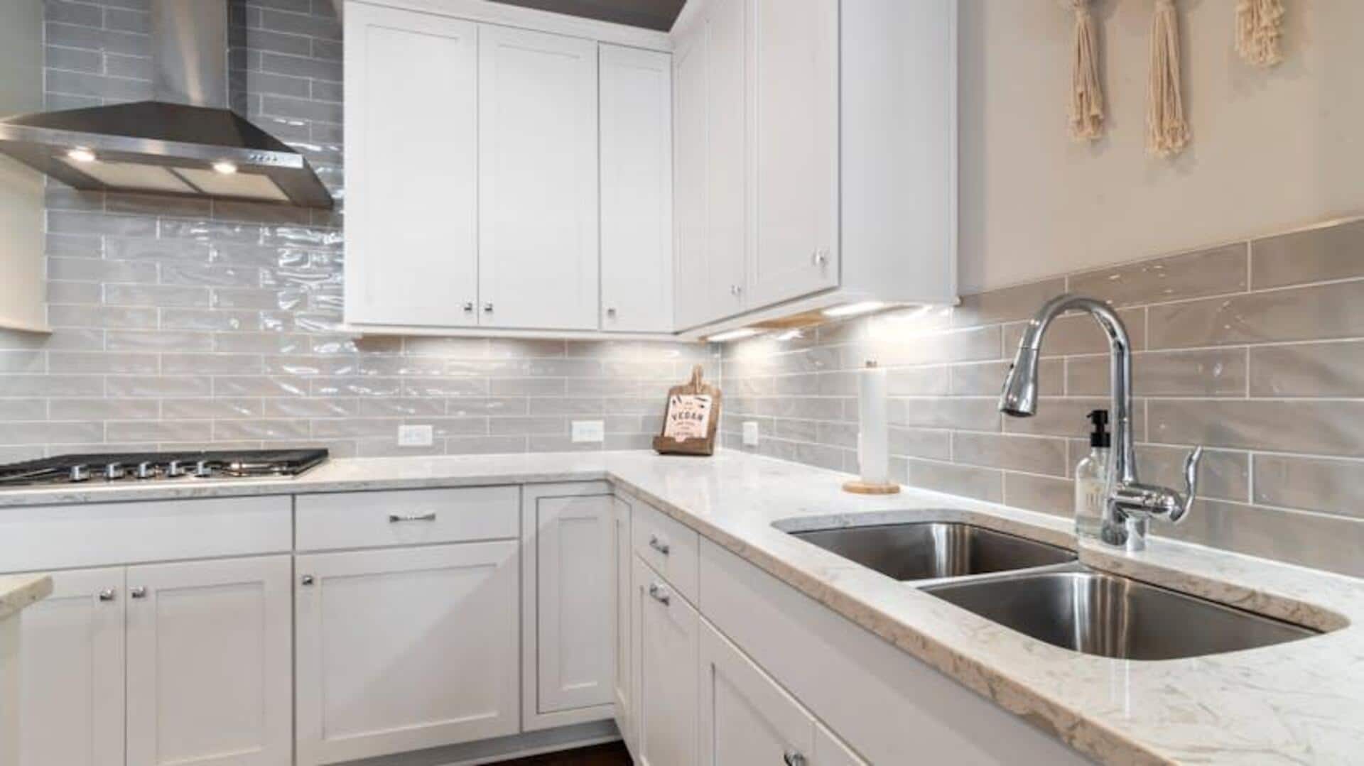 Cara memaksimalkan penggunaan ruang meja dapur