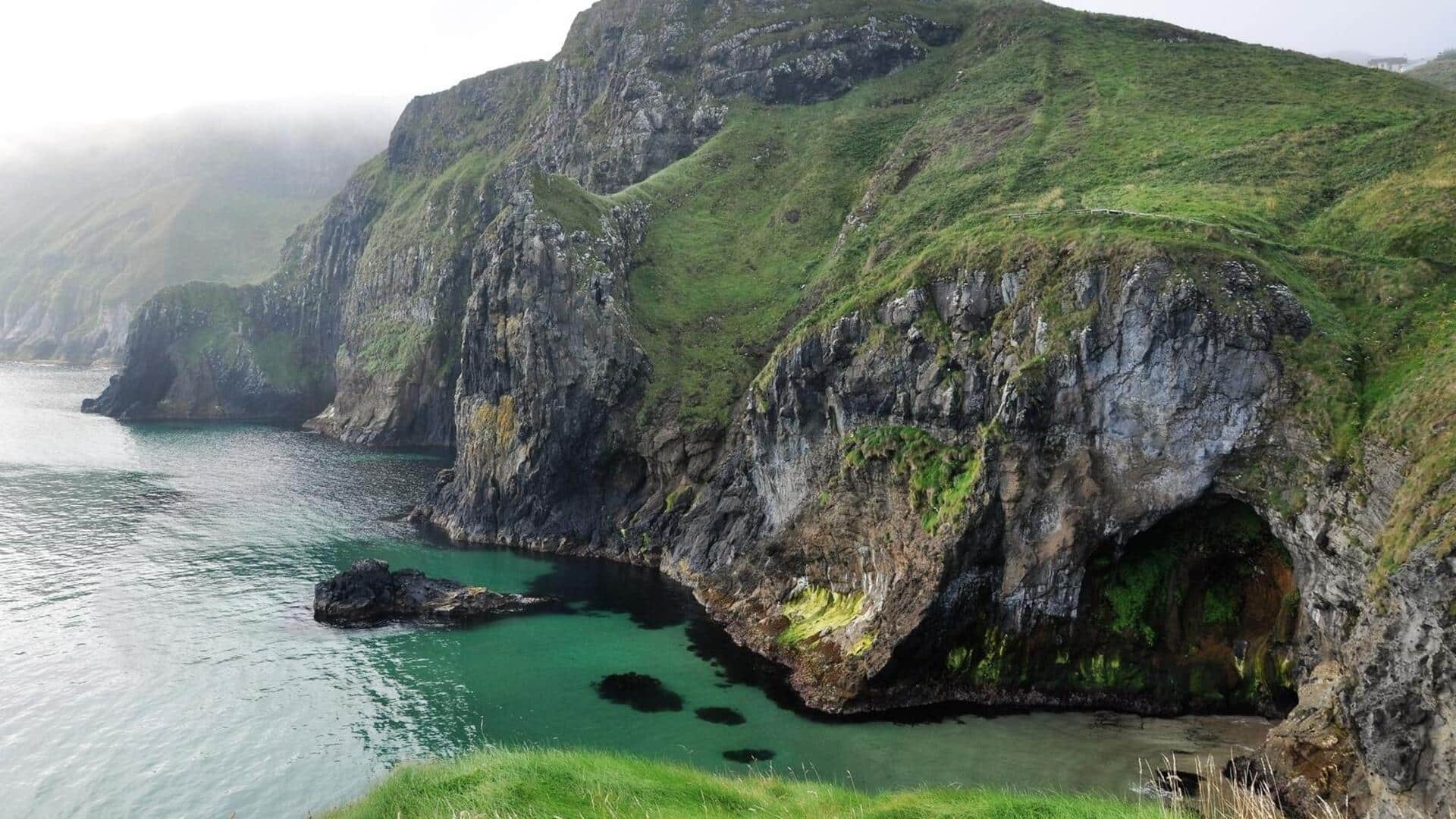 Menjelajahi Gua Pesisir di Tebing Laut Irlandia Menjelajahi Gua Pesisir di Tebing Laut Irlandia