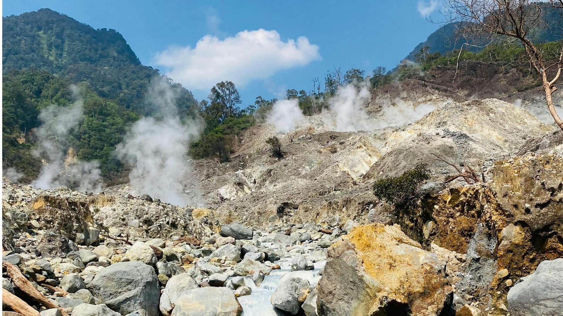 Menikmati Pemandian Air Panas Tersembunyi di Indonesia Menikmati Pemandian Air Panas Tersembunyi di Indonesia
