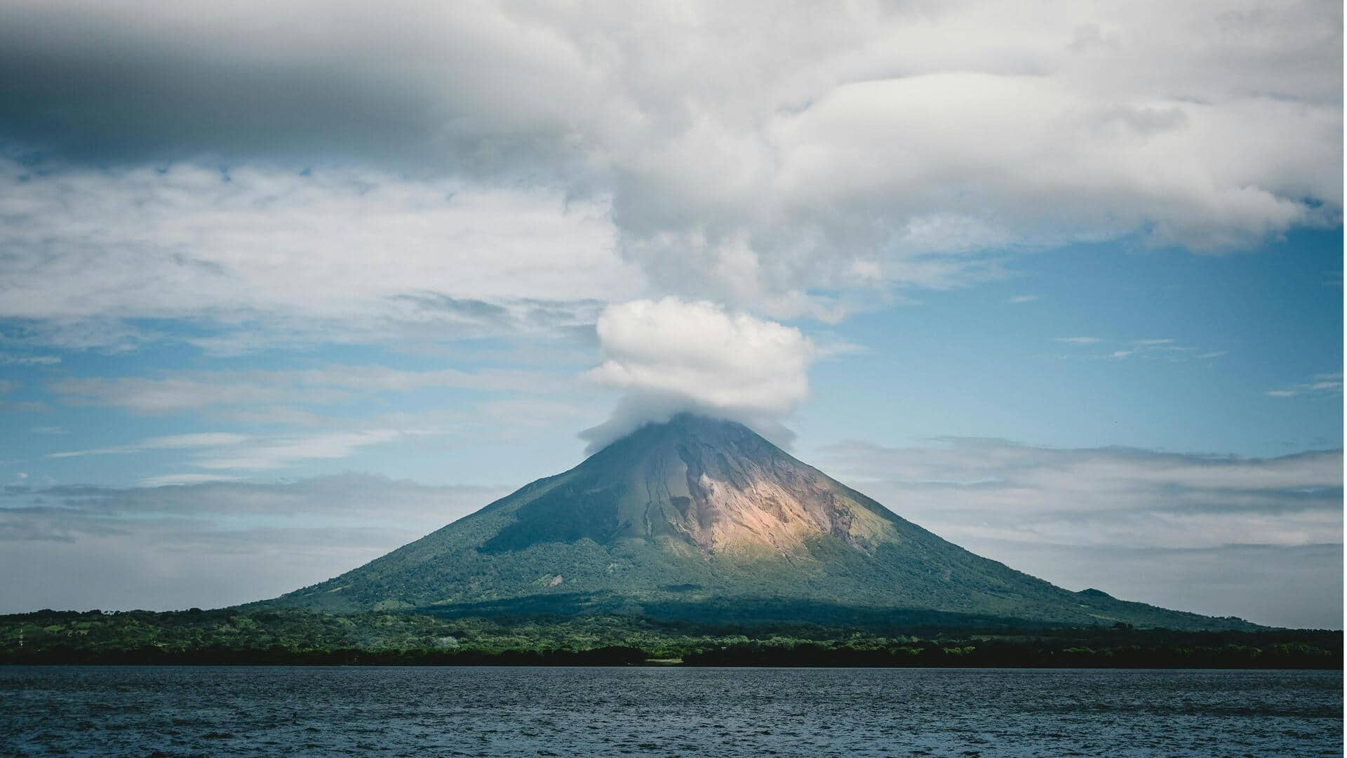 Berseluncur di Gunung Berapi, Nikaragua