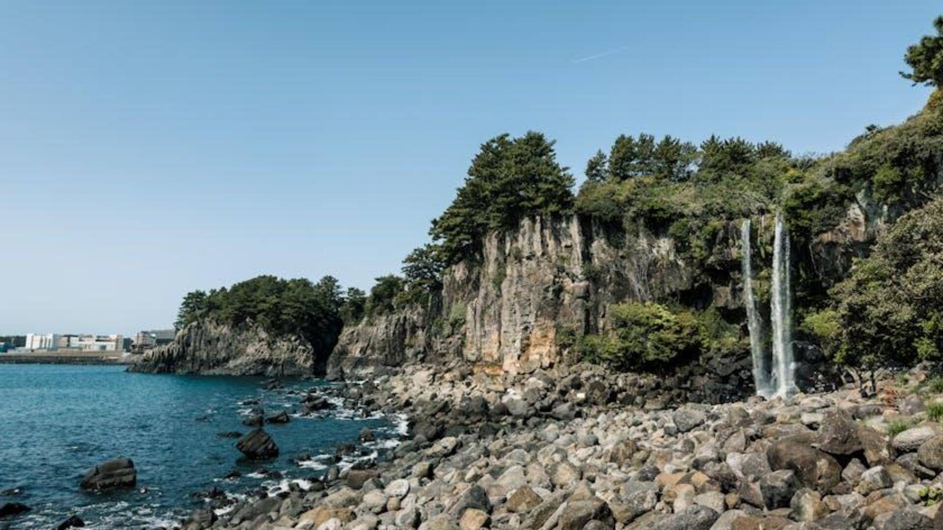 Menemukan Air Terjun Tersembunyi di Pulau Jeju