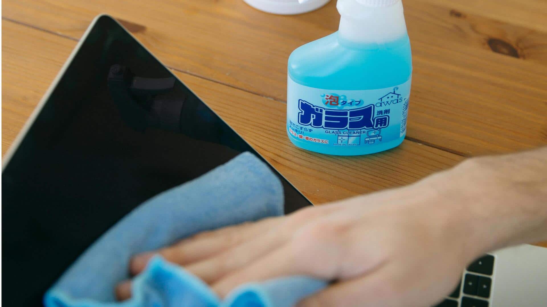 Cara aman membersihkan layar dengan solusi rumah tangga