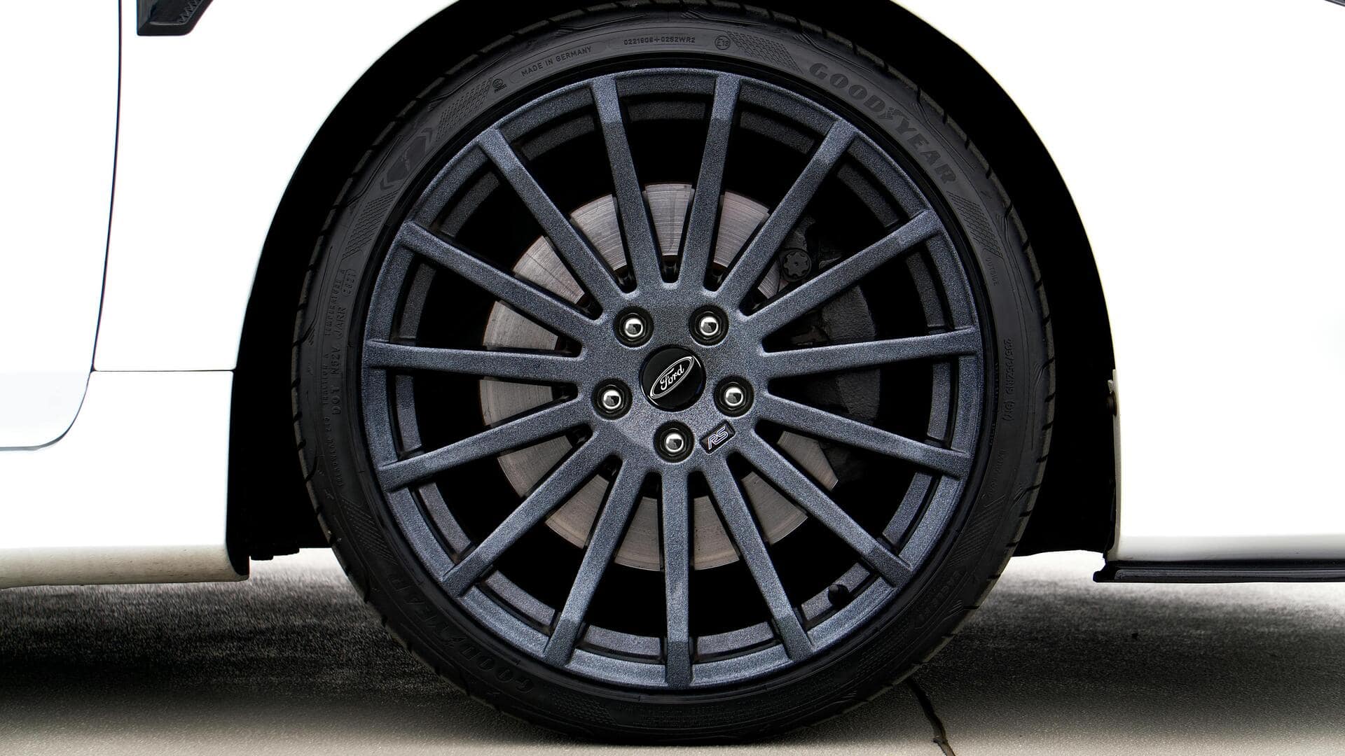 Ban Segala Musim Terbaik untuk Mobil Mewah