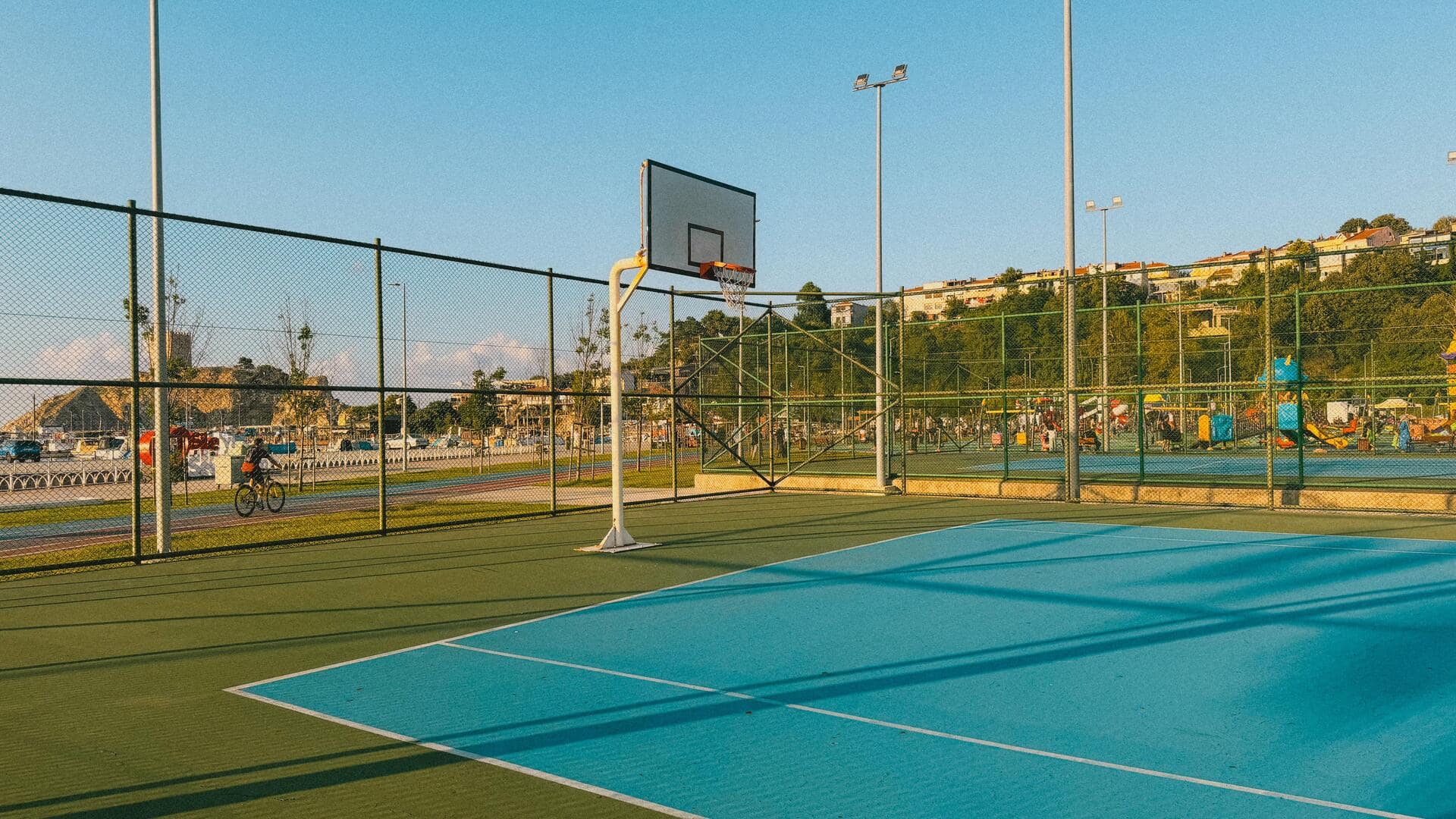 Mengapa lapangan basket memiliki dimensi khusus?