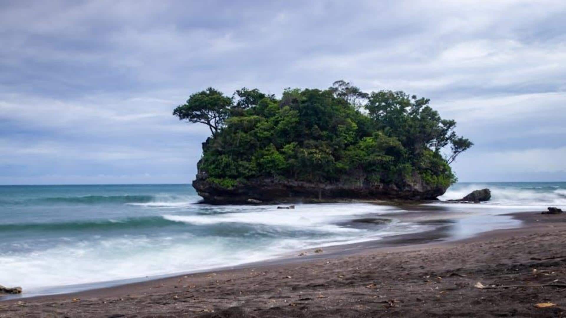 Pantai Rahasia di Jawa yang Wajib Dikunjungi Pantai Rahasia di Jawa yang Wajib Dikunjungi