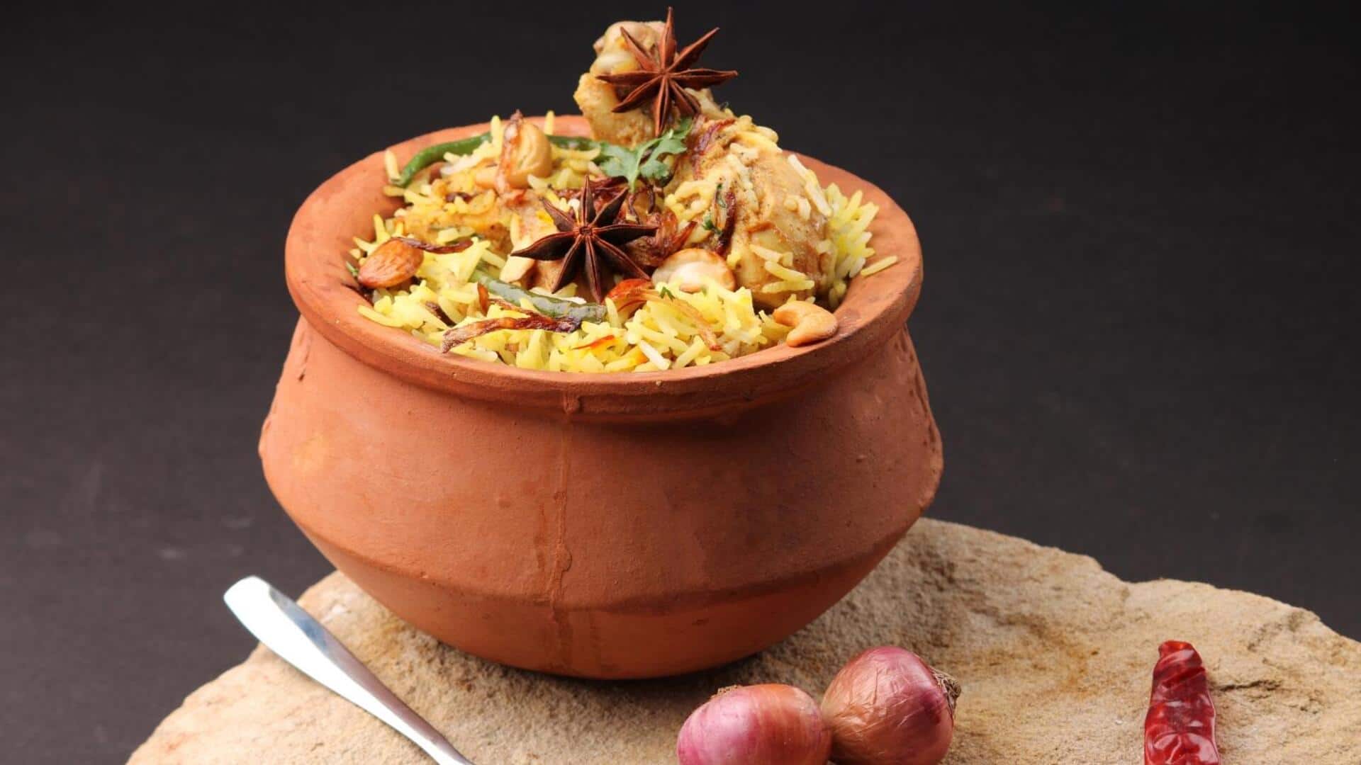 Menikmati Hidangan India yang Disajikan dengan Pot Tanah Liat