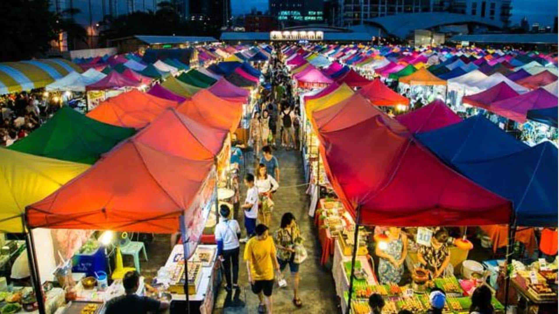 Panduan ke pasar malam Bangkok yang terkenal dengan makanannya