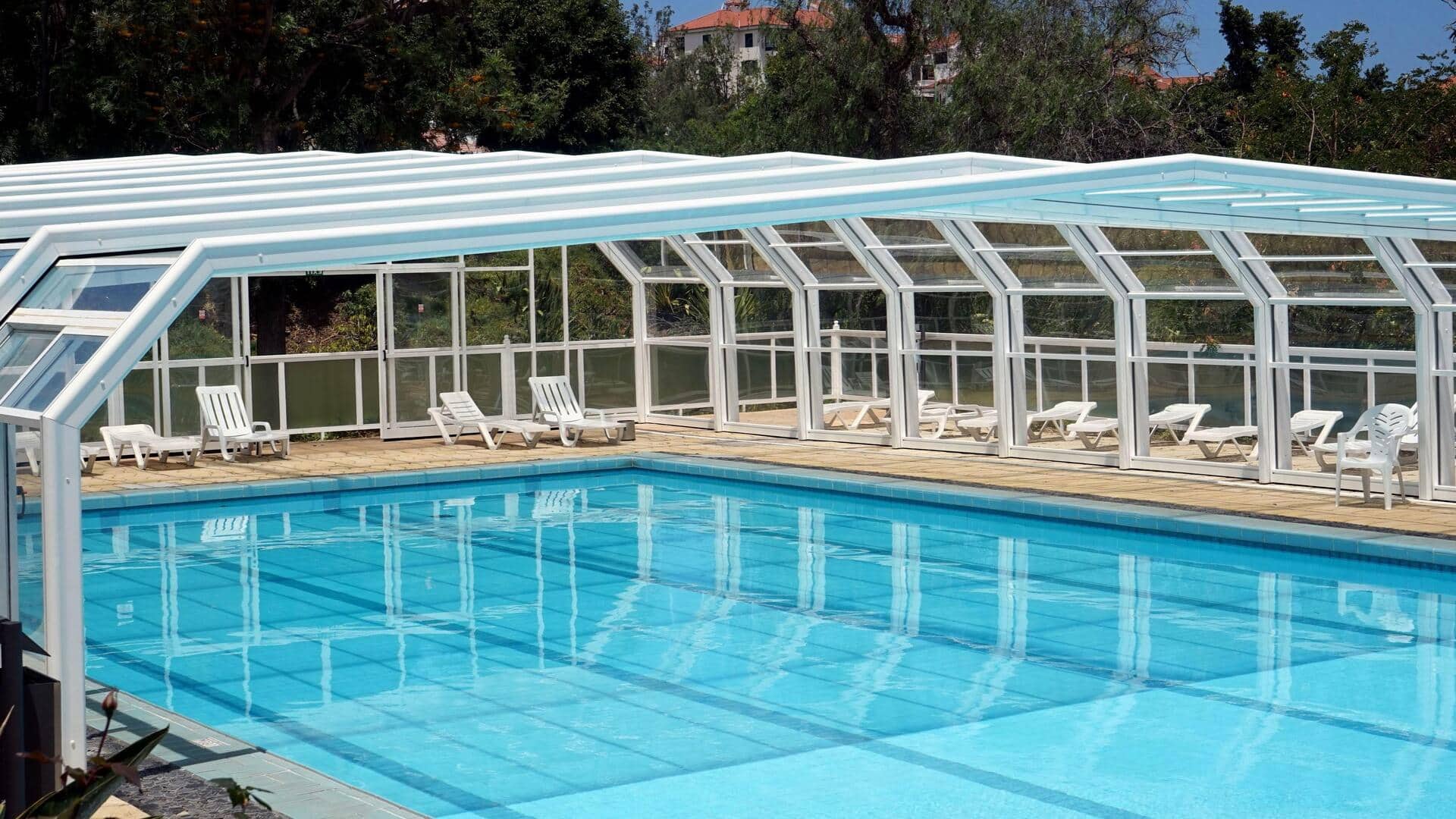 Mengapa air kolam renang tampak biru?