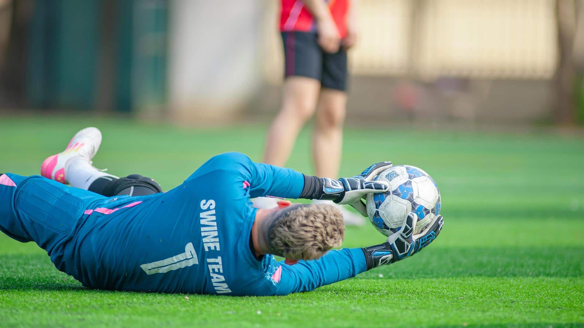 Mengapa kiper sepak bola memakai jersey berbeda?