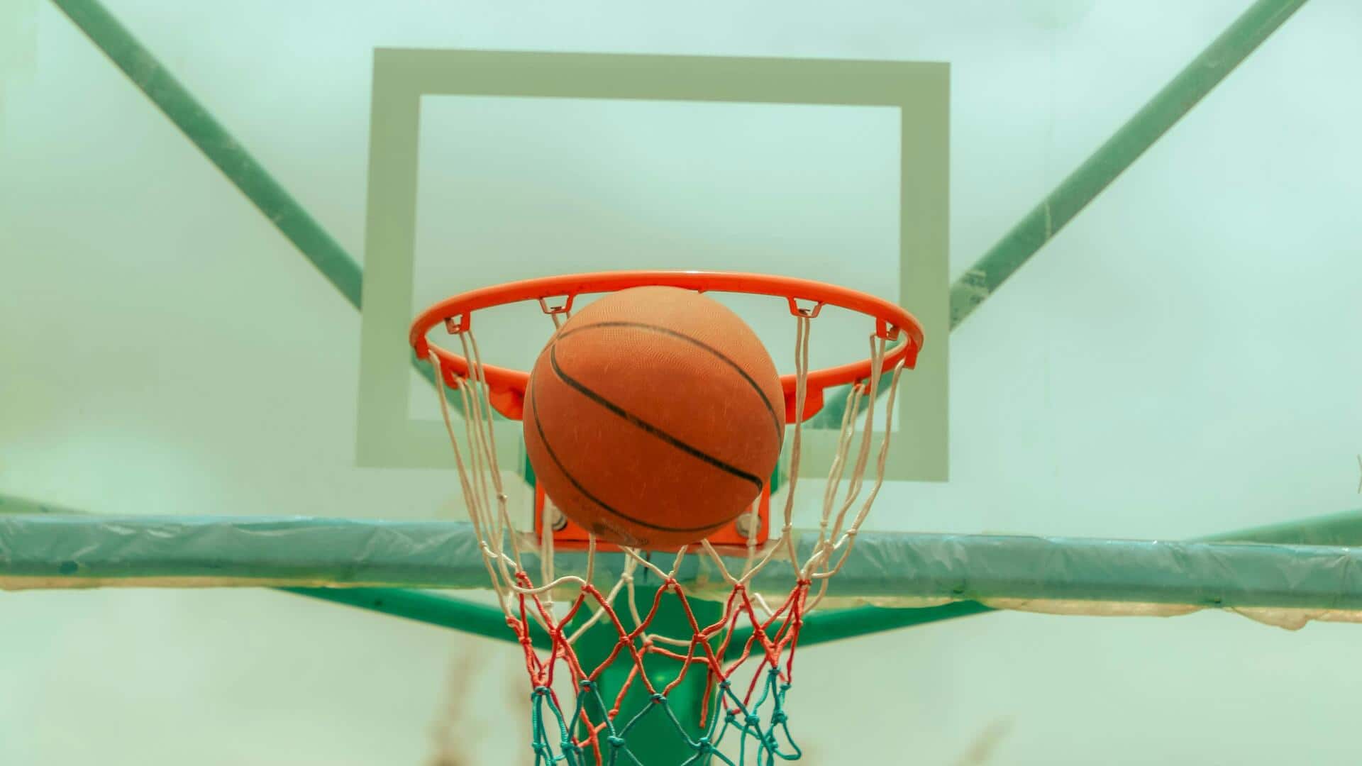 Ketika bola basket tersangkut di ring