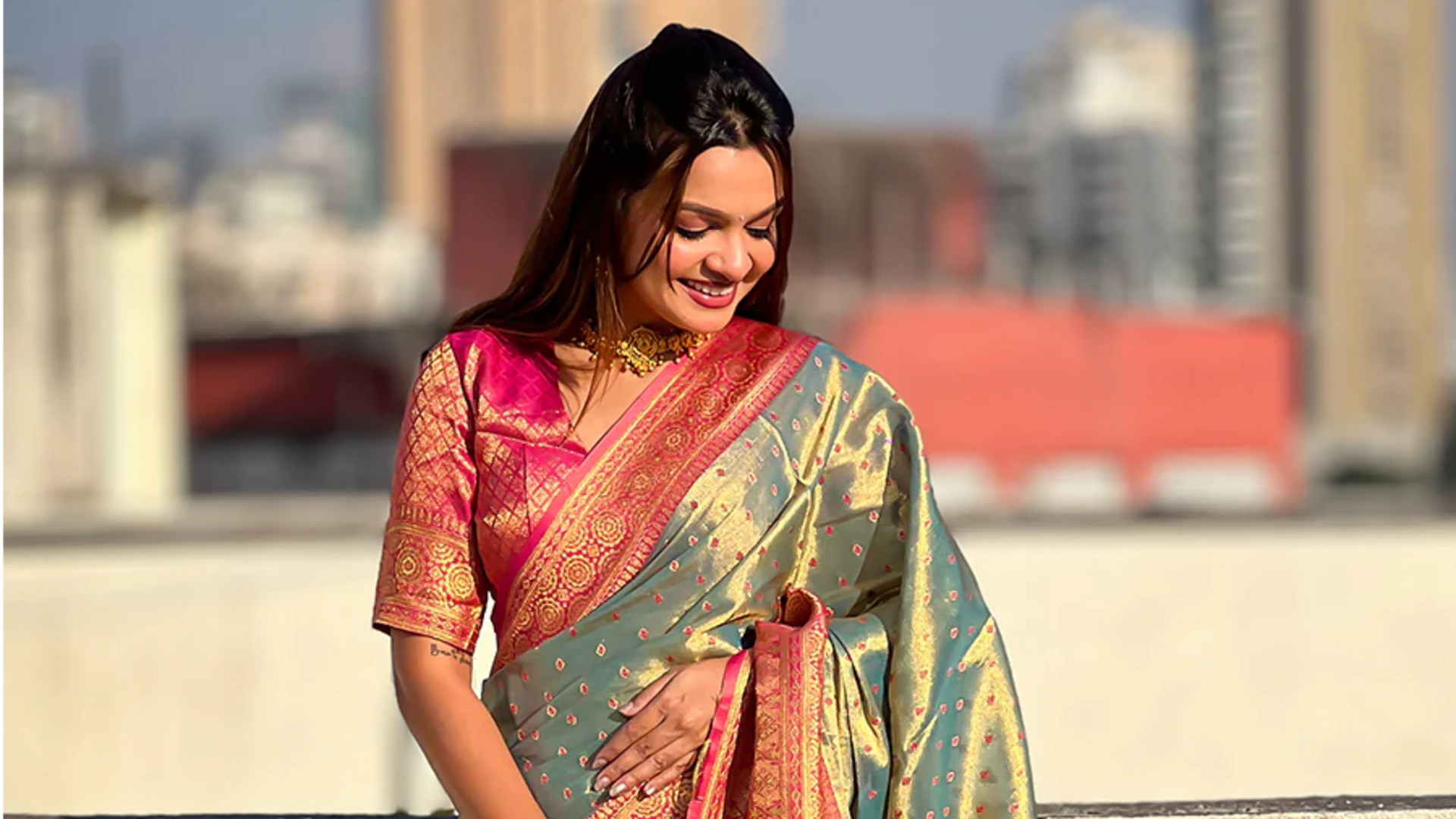 Potongan rambut kontemporer dengan kain tenun India