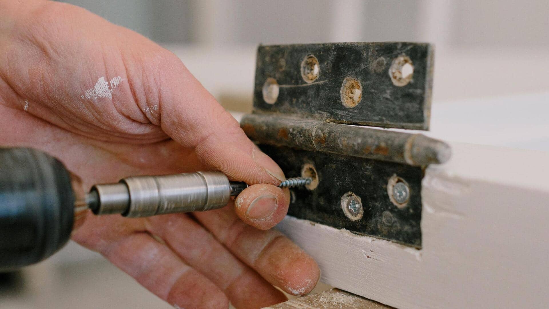 Lima cara unik memanfaatkan engsel pintu lama