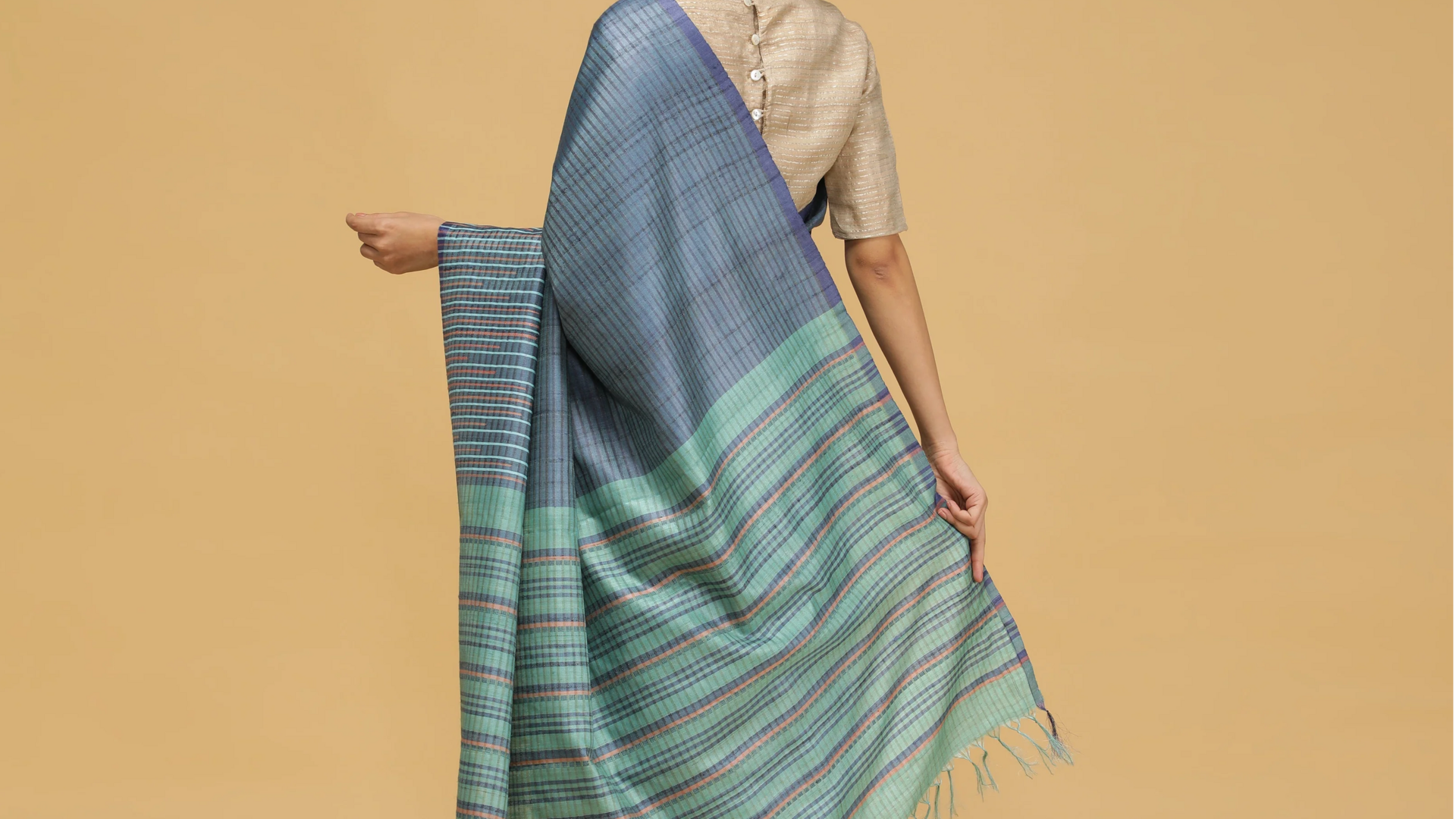 Gaya draping sari India yang abadi