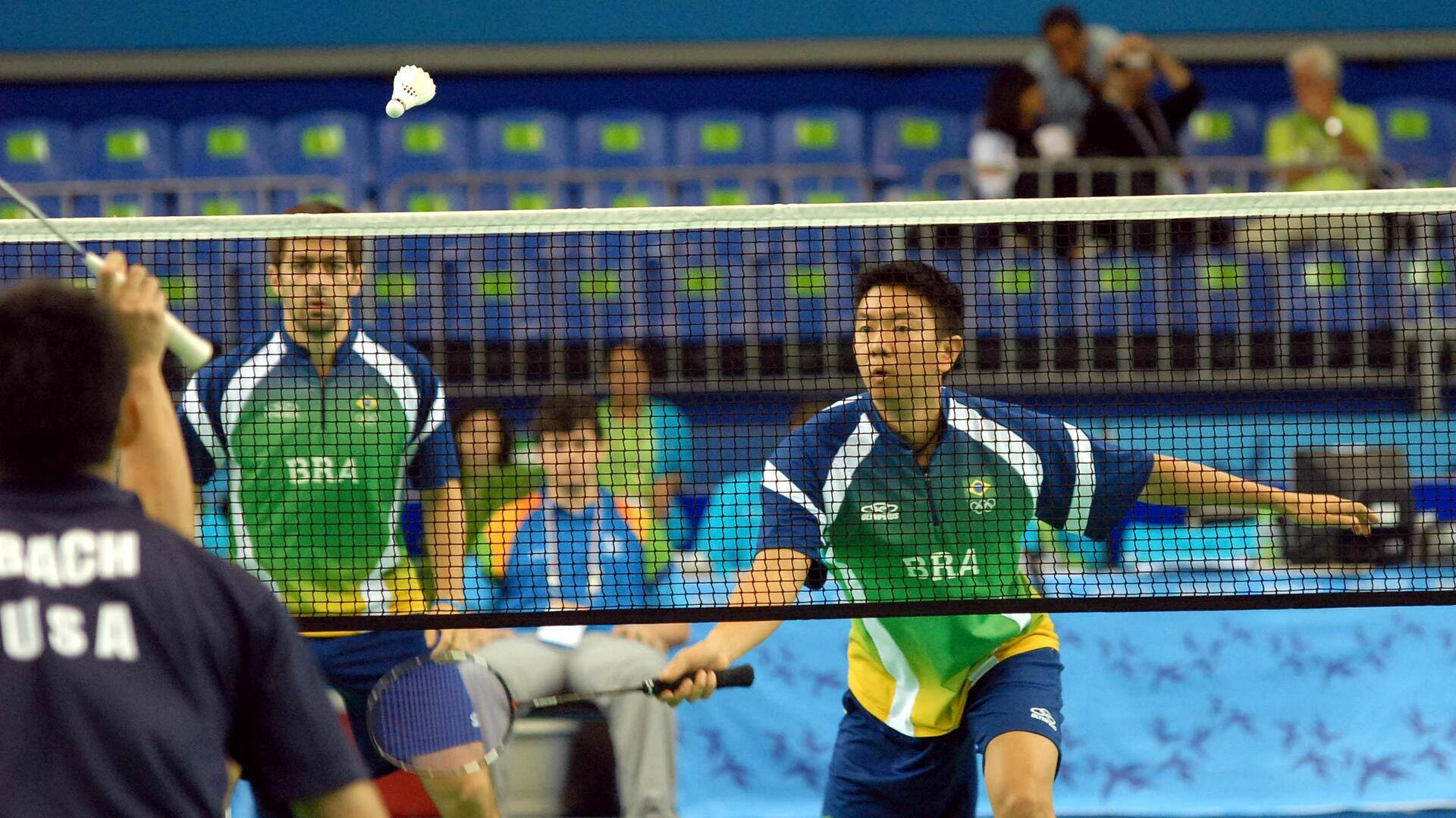 Mengapa pemain bulu tangkis mengibaskan pergelangan tangan sebelum smash?