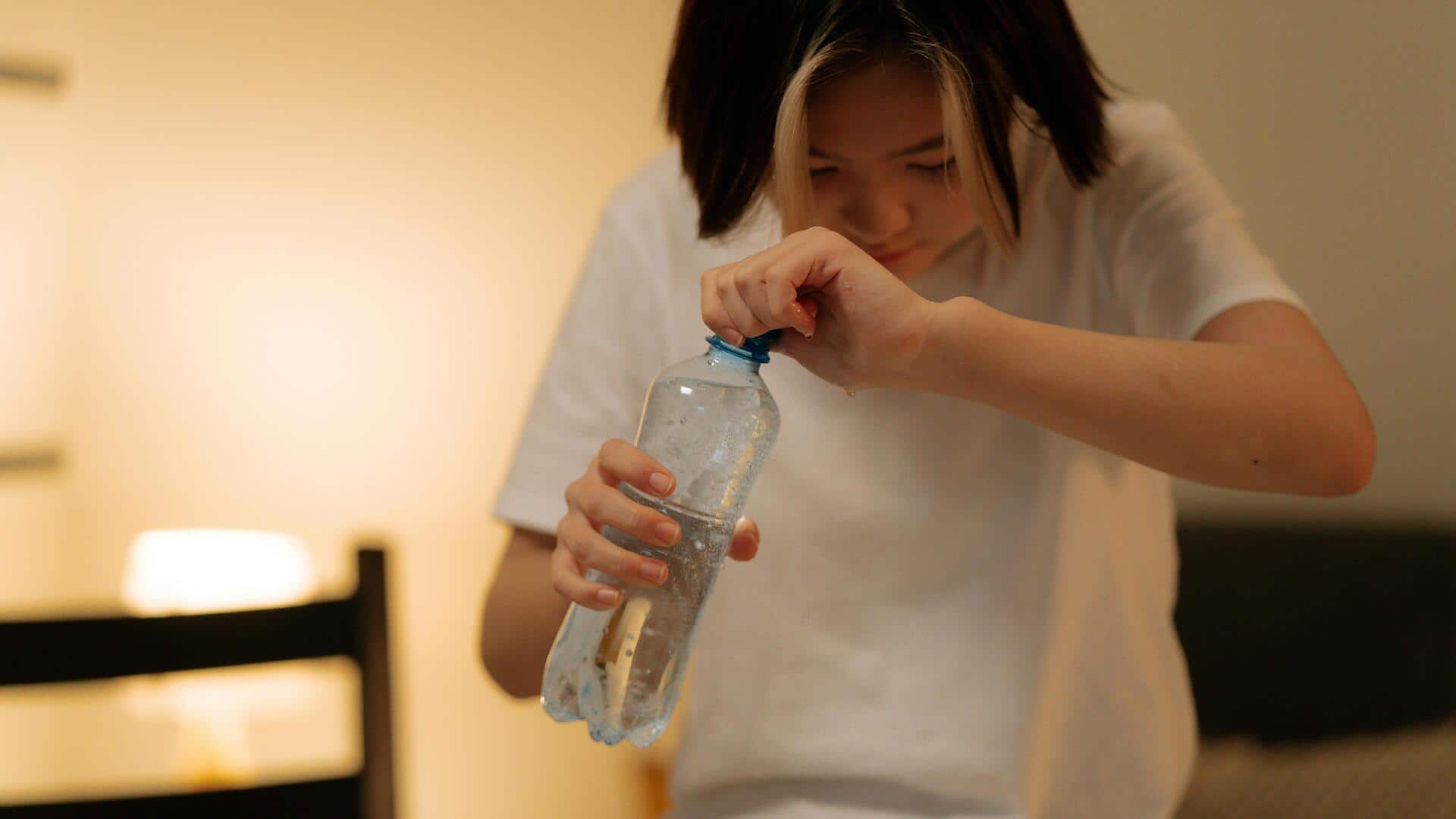 Membuka tutup botol yang keras dengan mudah