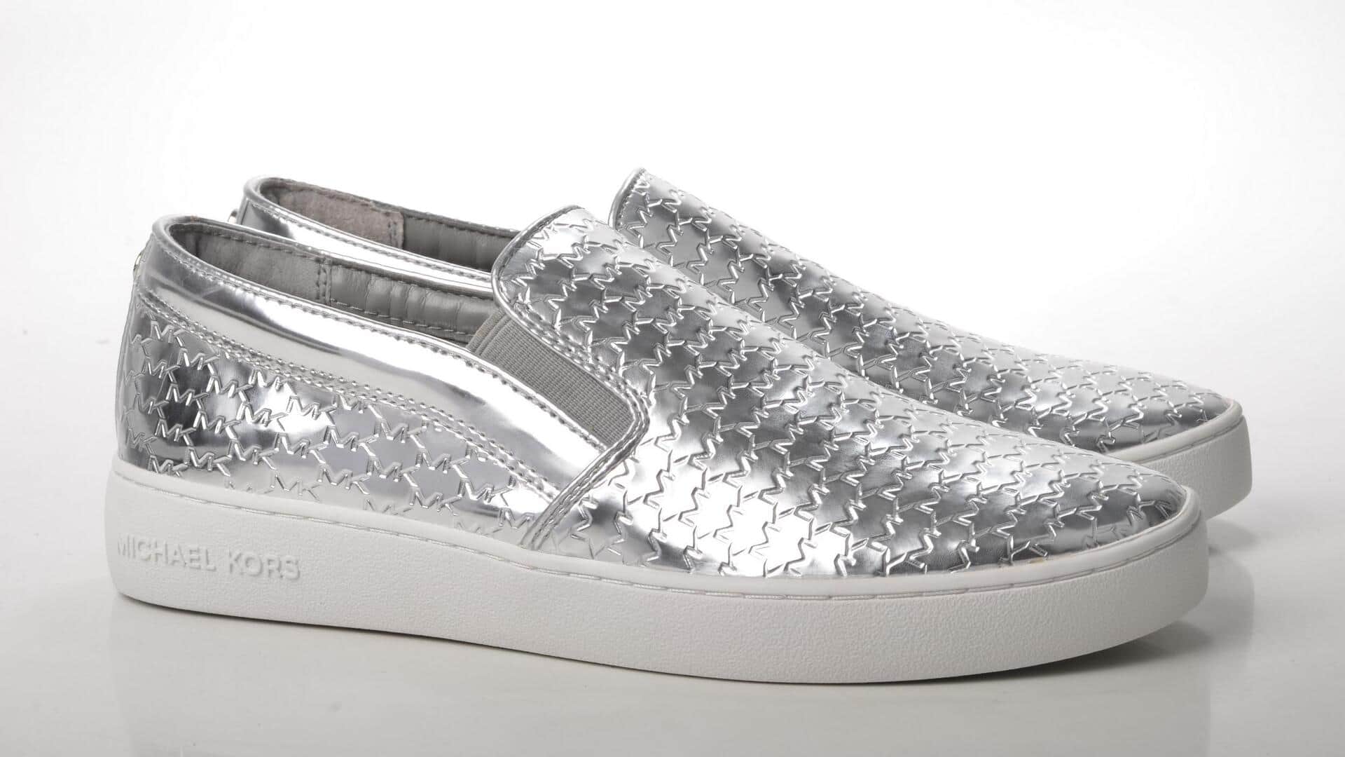 Tingkatkan gaya kasual dengan sneakers metalik hari ini