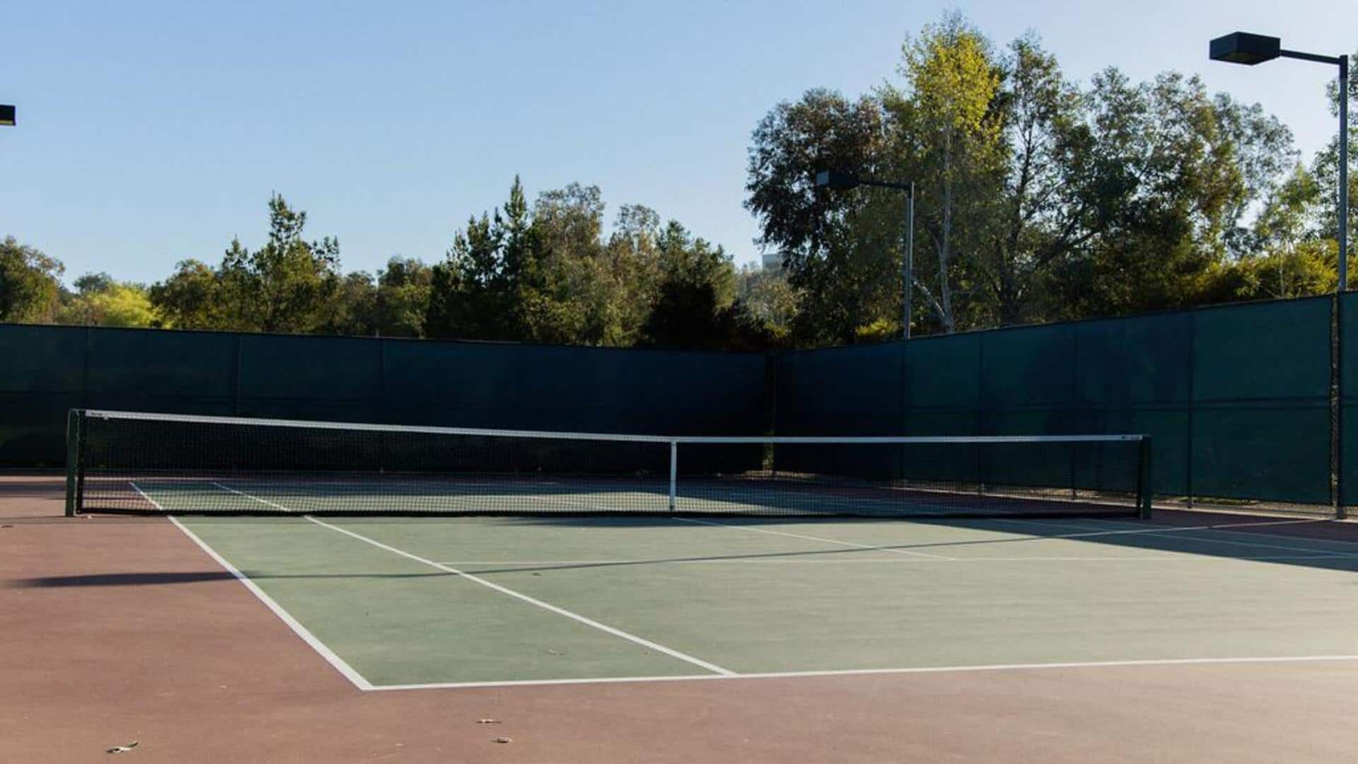 Mengapa lapangan tenis menggunakan bahan permukaan berbeda?