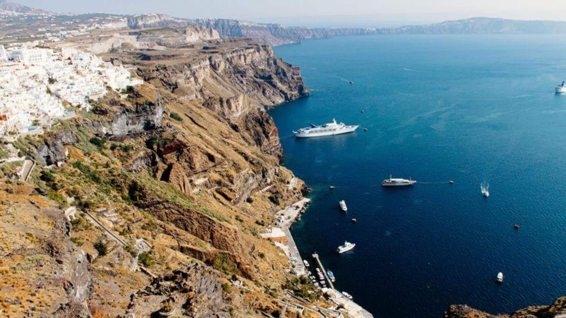 Keindahan Lanskap Gunung dan Laut Santorini, Yunani