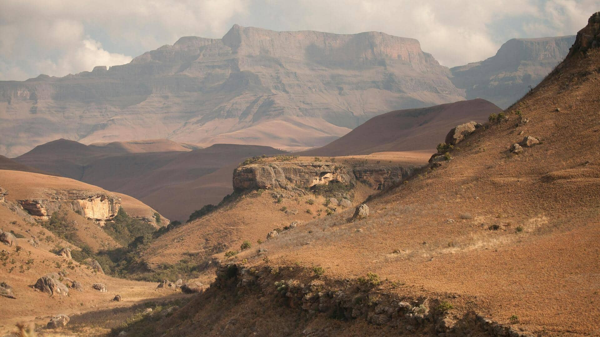 Menjelajahi Keindahan Amphitheatre Drakensberg, Afrika Selatan