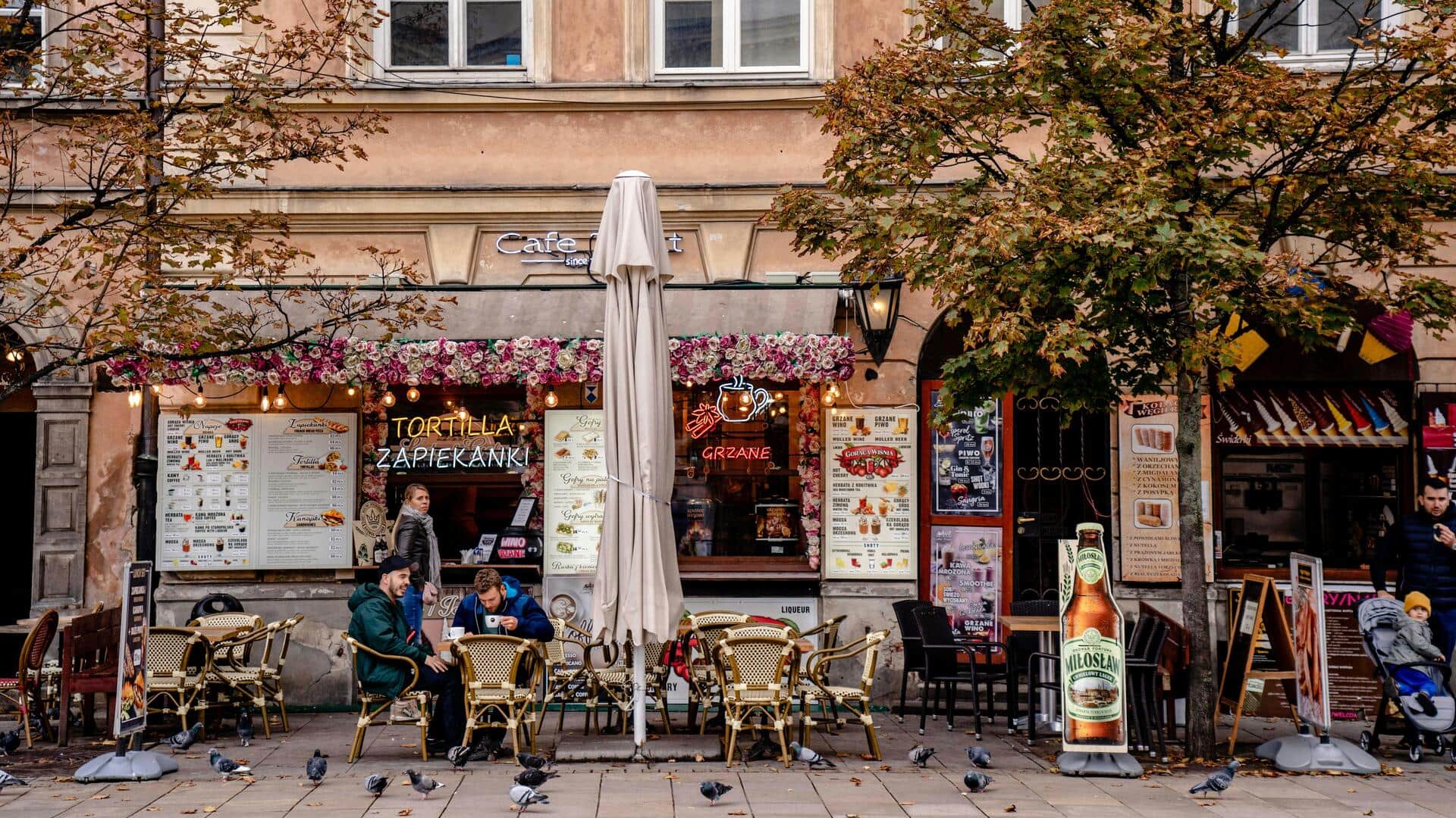 Kafe Buku yang Nyaman di Warsawa, Polandia