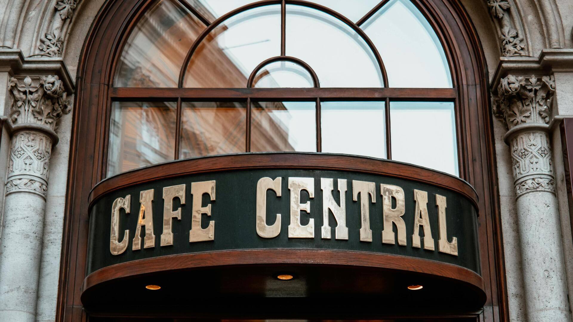 Menjelajahi Kedai Kopi Elegan dan Lorong Seni Tersembunyi di Wina