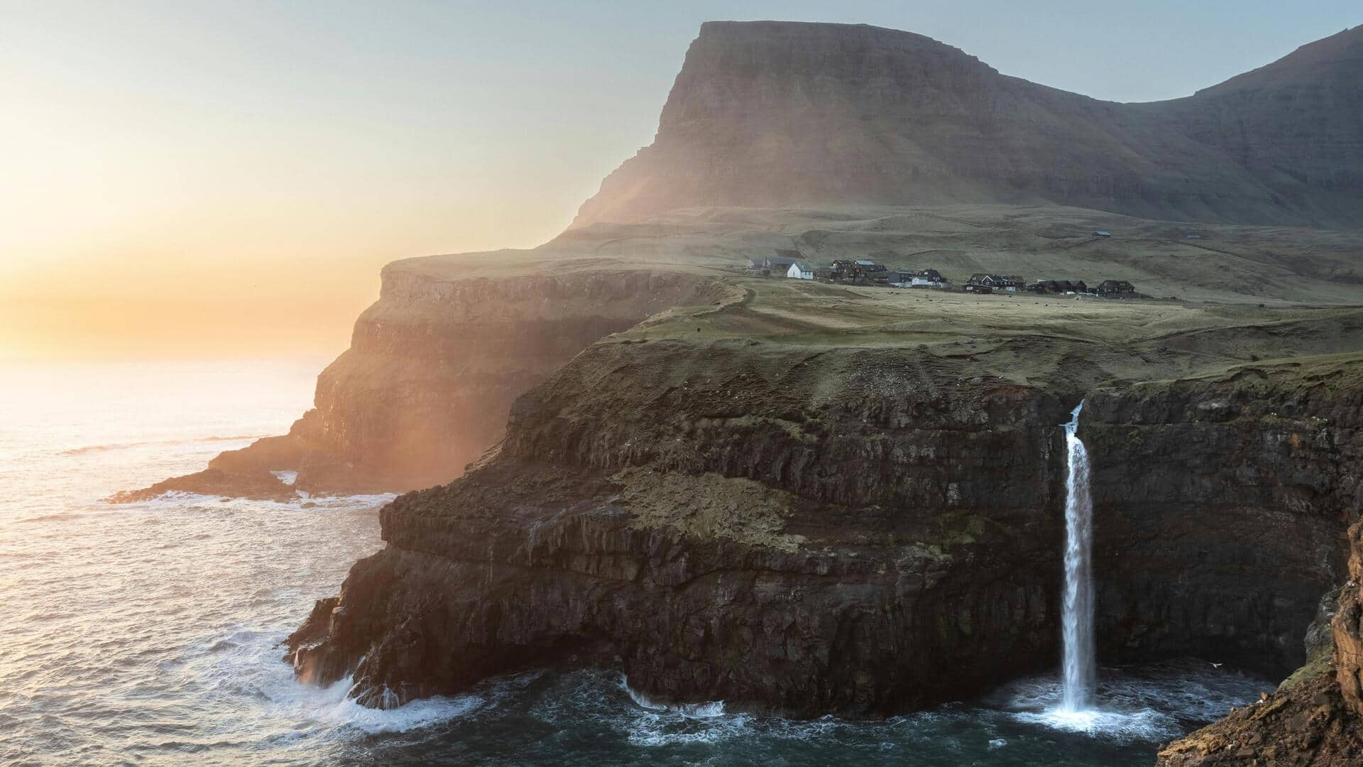 Menemukan Air Terjun Tersembunyi di Kepulauan Faroe