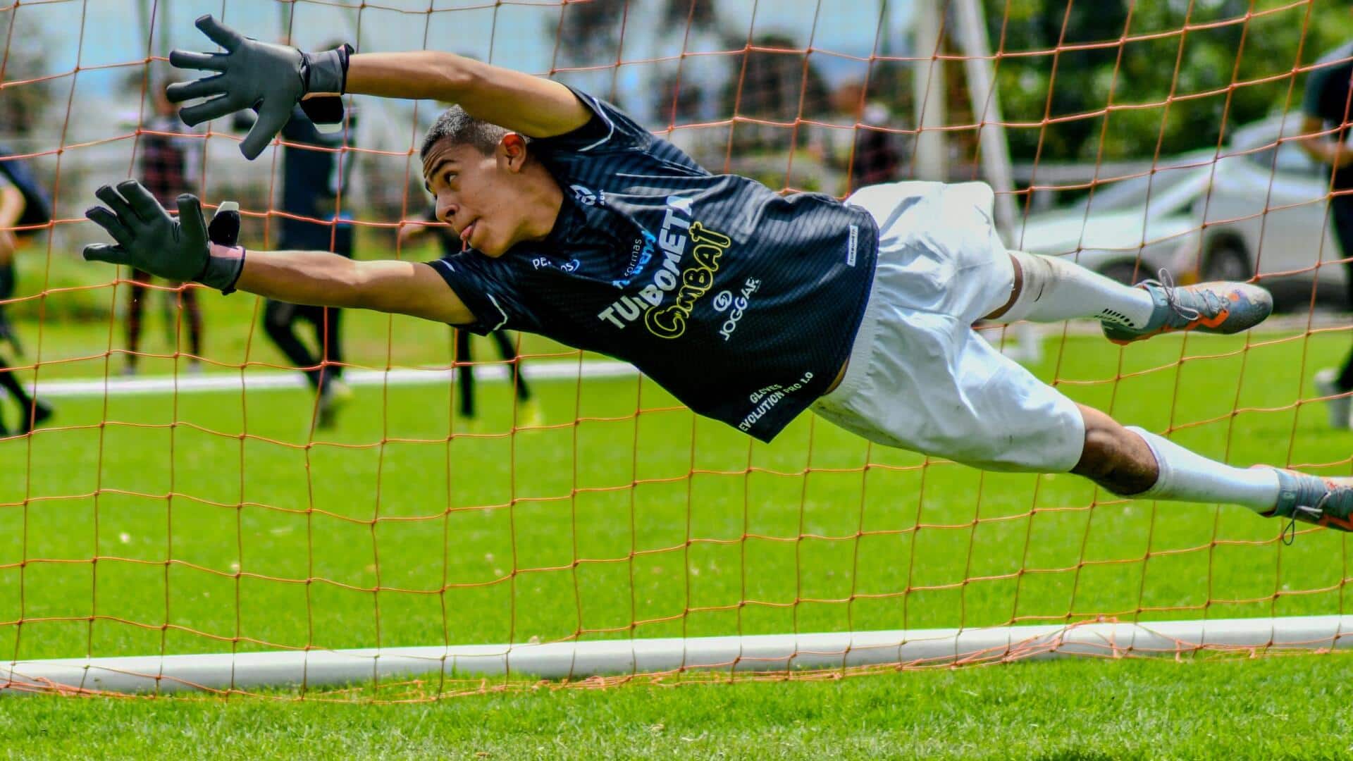 Mengapa kiper sepak bola memakai sarung tangan khusus?
